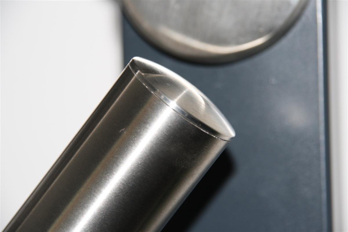 Edelstahl Handlauf V2A 42,4mm 240K geschliffen Wandhandlauf mit leicht gewölbter Endkappe - UNGETEILT - 2000 mm