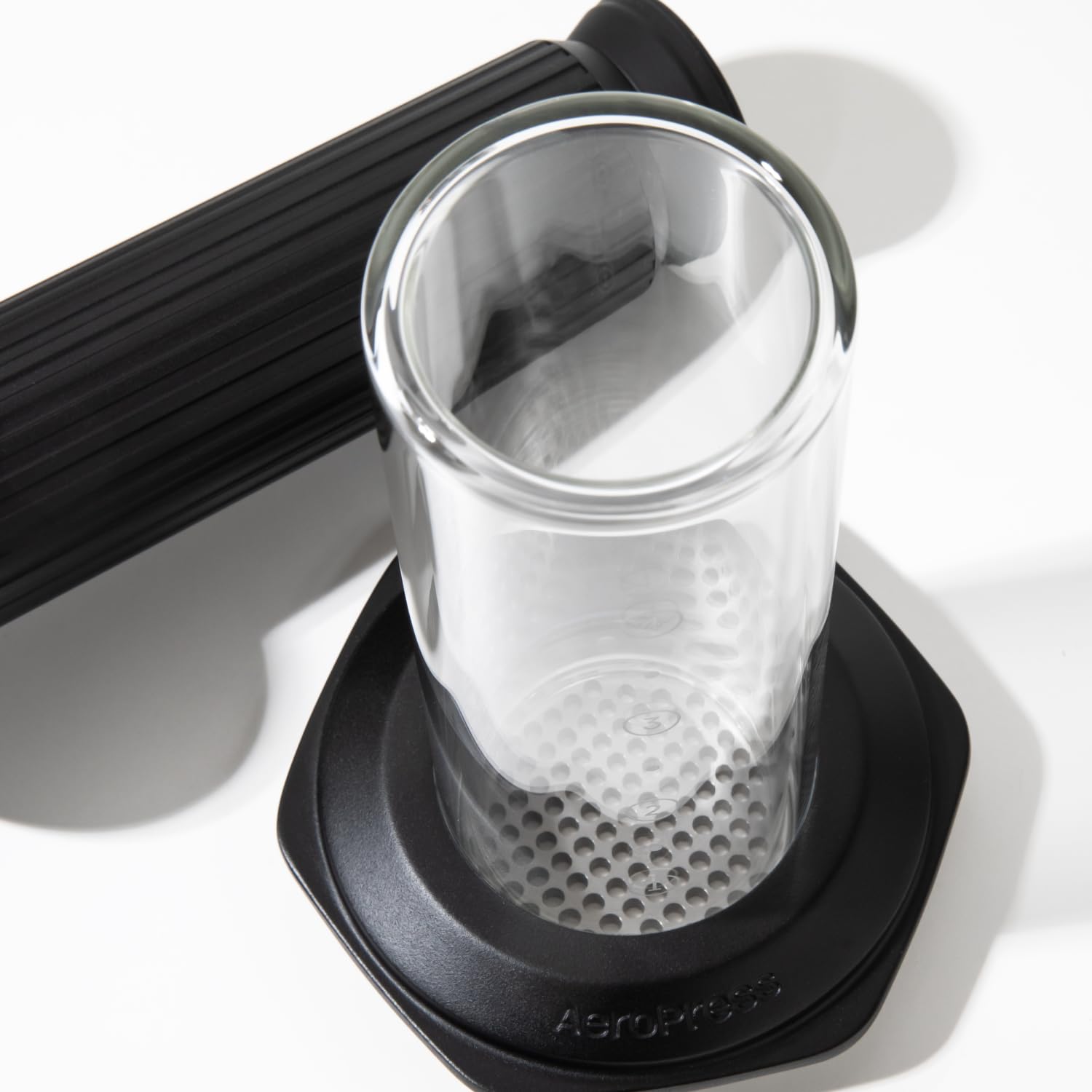 AeroPress Cafetière à piston Premium en verre, acier inoxydable et aluminium, tout-en-un French Press et cafetière expresso manuelle, infusion 2 min pour moins d’amertume et plus de saveur, Noir