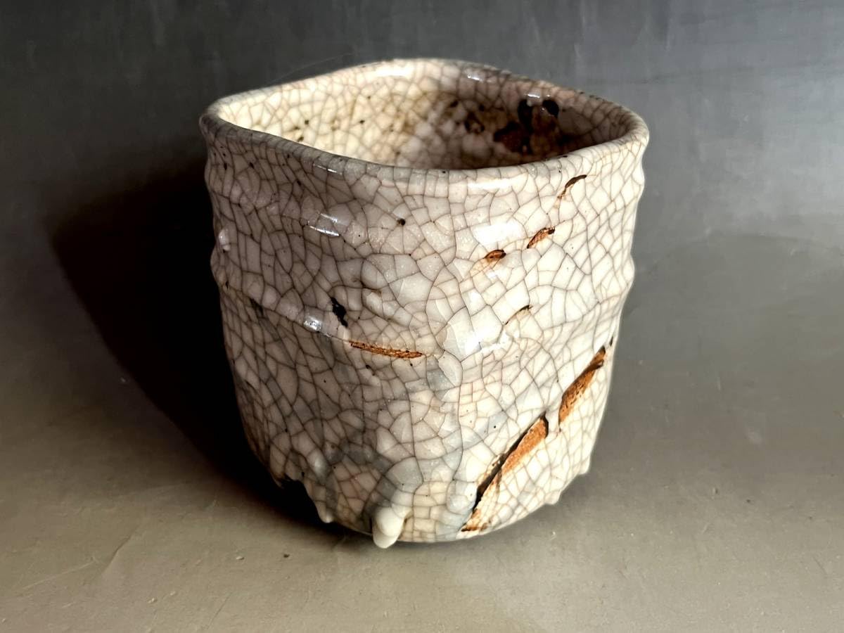 Amazon.co.jp: 湯飲み古い志野焼き(江戸期)草紋涙紺角湯呑み