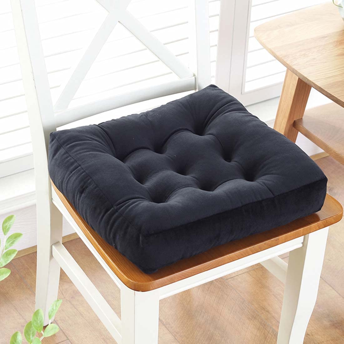 Coussin de table 50x50 soulageant le dos sur fauteuil de bureau