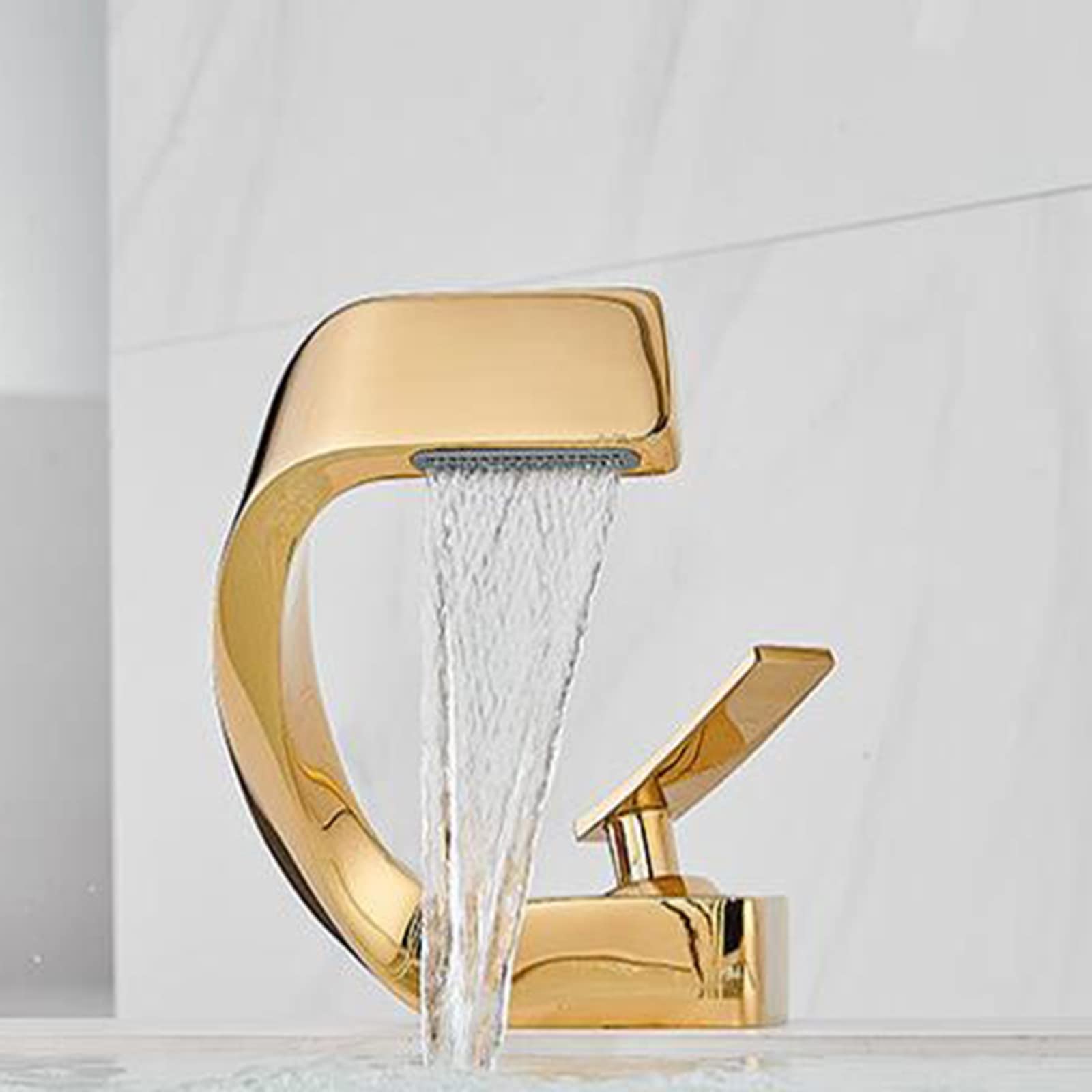 Robinet de lavabo cascade doré pour transformer votre routine quotidienne