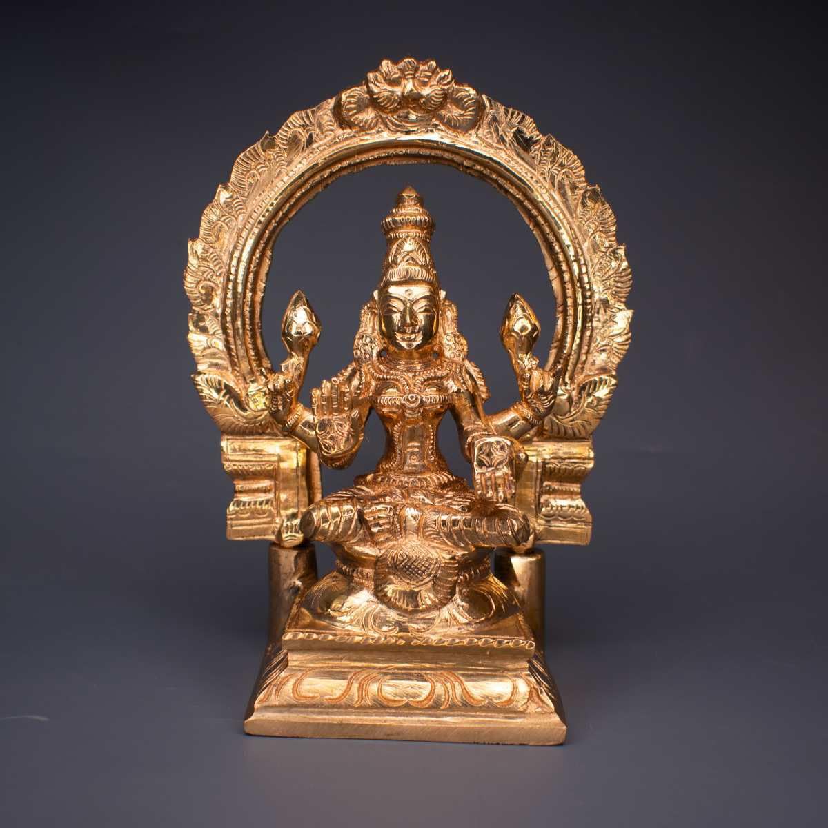 Statue Lakshmi Panchaloha 15,2 cm avec arche, artisanat authentique