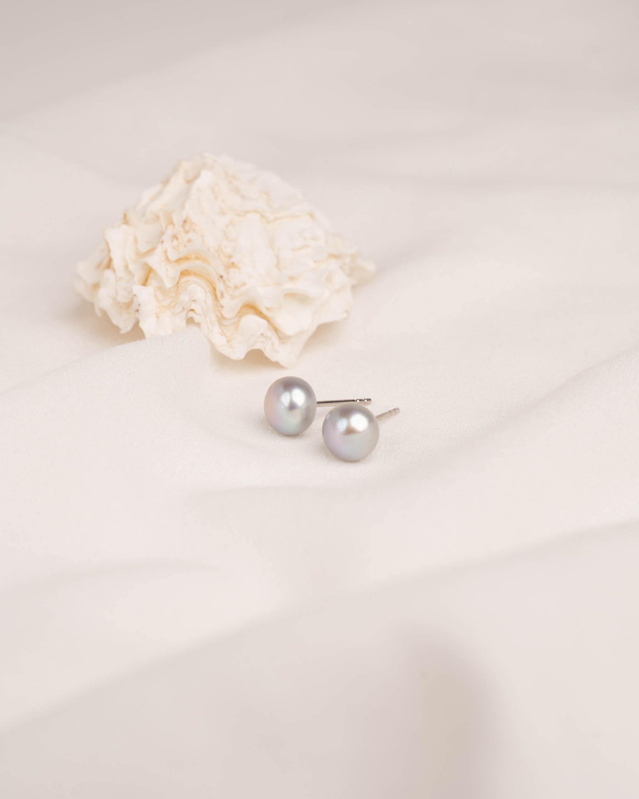 Damen Perlenohrringe Grau Süßwasser Zuchtperlen Knopfform Grau Farbe SECRET & YOU - Perlen Ohrstecker Sterling Silber 925 - Erhältlich in 4 Größen von 8-11 mm