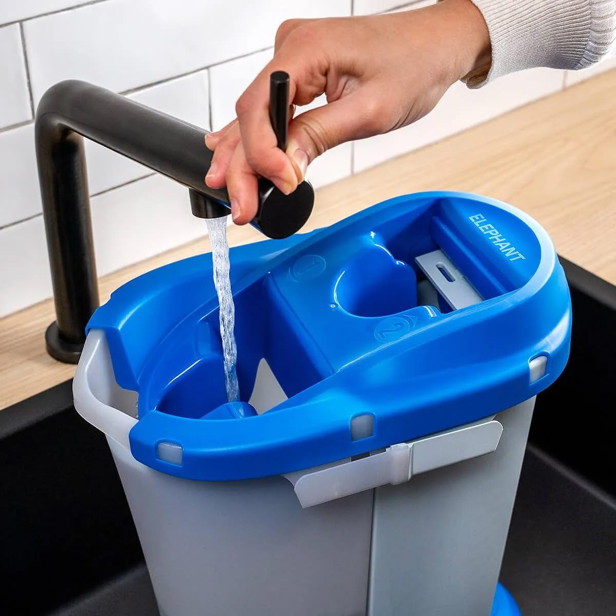 Éléphant — Kit de Lavage Multipratic Duo | Seau Double Compartiment + Balai Plat + 2 Housses Microfibre | Sols jusqu'à 50 m² | Fabriqué en France | 85% Plastique Recyclé