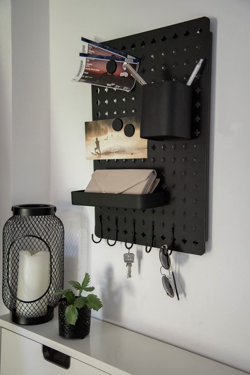 WENKO Memoboard Schreibtisch Organizer Schwarz | Wandorganizer für Küche, Büro, Flur | Lochplatte Metall Set 3 Magneten, 5 Haken, 2 Behälter