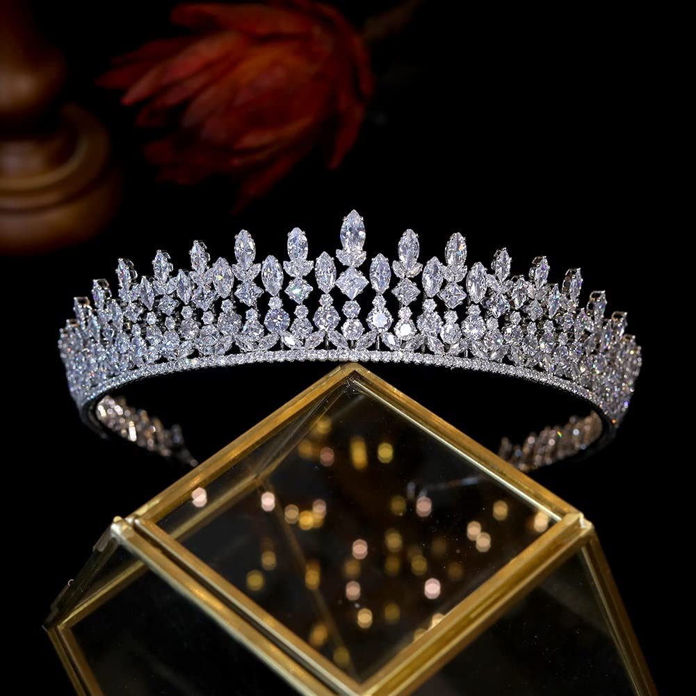 ZYFSHA Biżuteria do włosów Diadem z koroną dla kobiet Tiara Kolor srebrny Kryształ Cyrkonia Wydłużona korona Stroik ślubny Królewskie ślubne akcesoria do włosów Biżuteria damska, długość srebrna 38,5