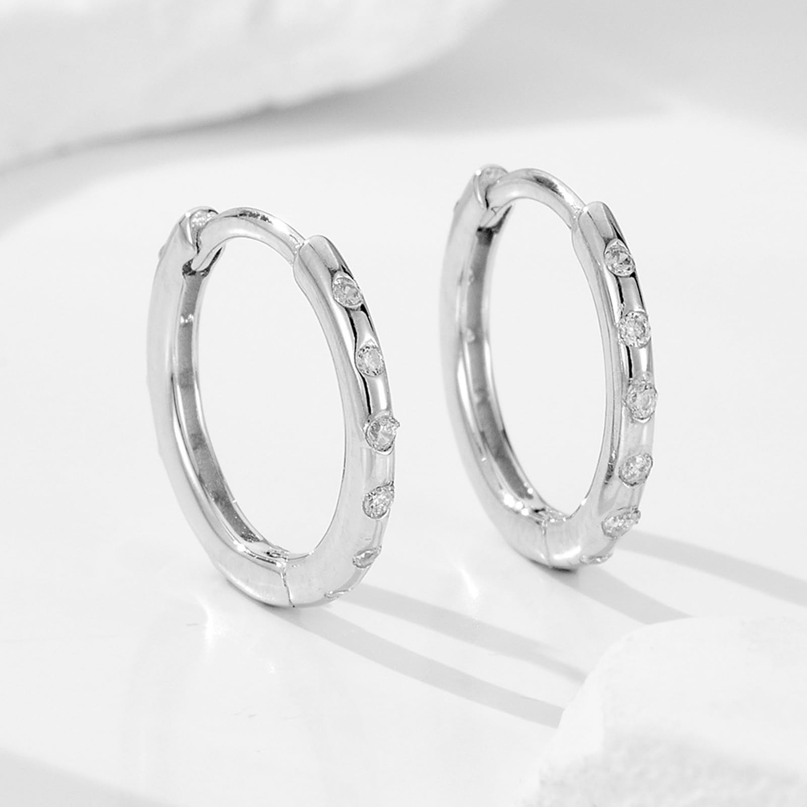 Pendientes apilables dorados para mujer con moissanita blanca, minimalistas para mujer, aretes de aro dorados para ella