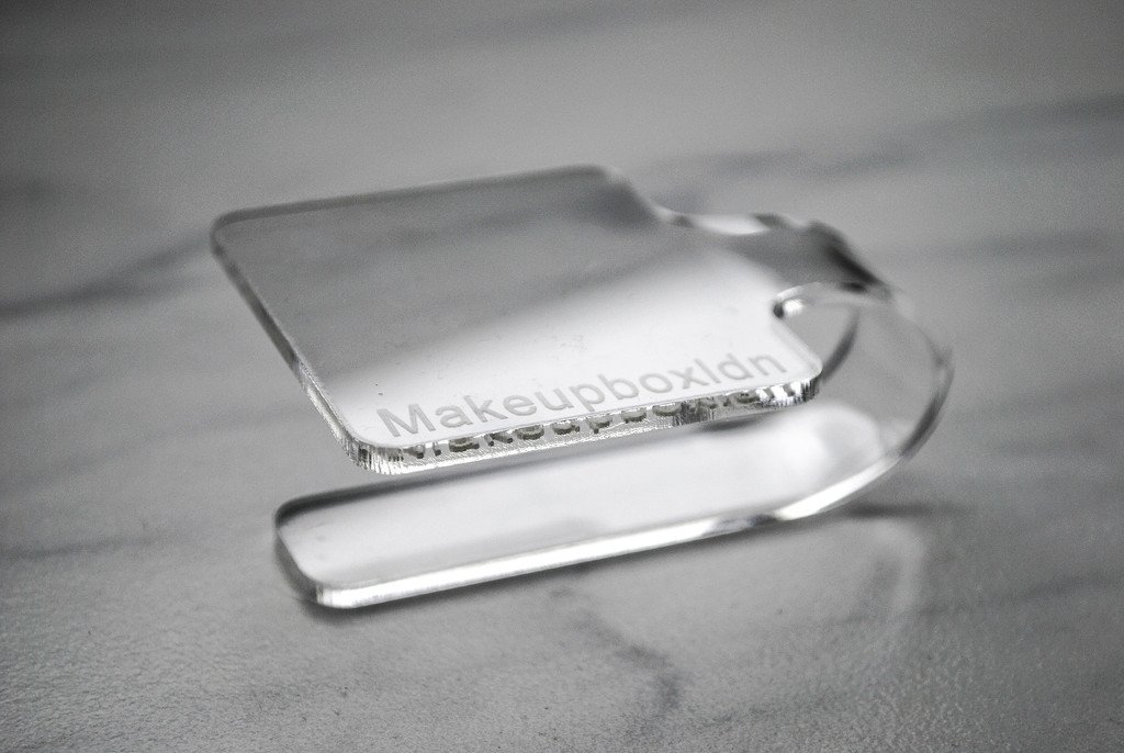 The Makeup Hand Palette prevent makeup stains. The answer to makeup messy sessions!