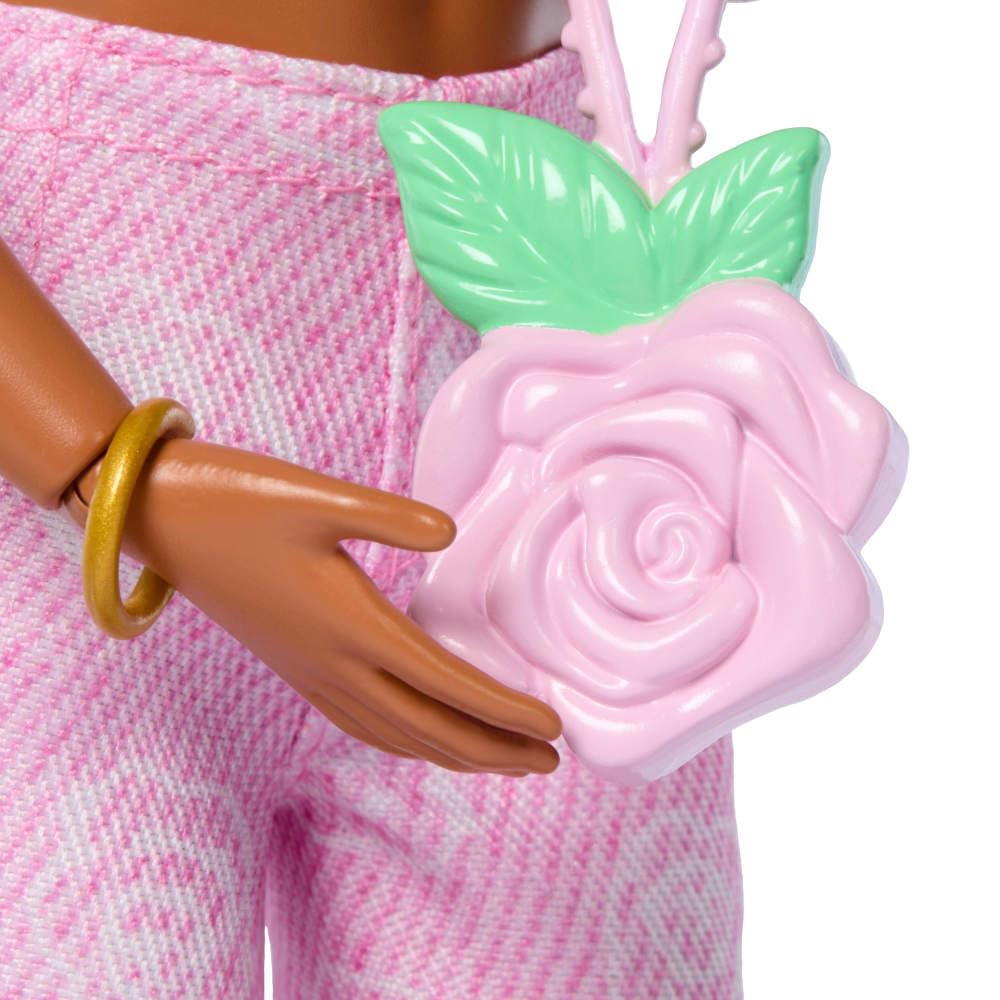 Barbie Deluxe Style Muñeca n.12 con Top Corto de Denim Rosa y Vaqueros Acampanados a Juego con Estampado de Rosas, Pelo castaño Ondulado y Accesorios como un Bolso y Joyas, JJN72