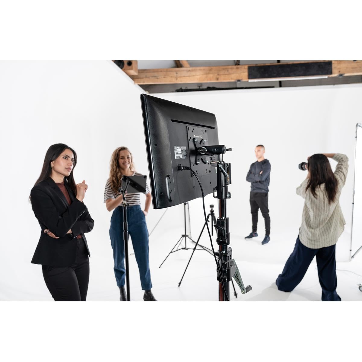 Manfrotto TetherGear Braccio VESA per Monitor, VESA Mount per Schermo o TV, Portata Massima 30 Kg, con Foro Filettato 3/8” e Attacco Femmina 16mm, Compatibilità 75x75mm e 100x100mm, MLTSA1001B