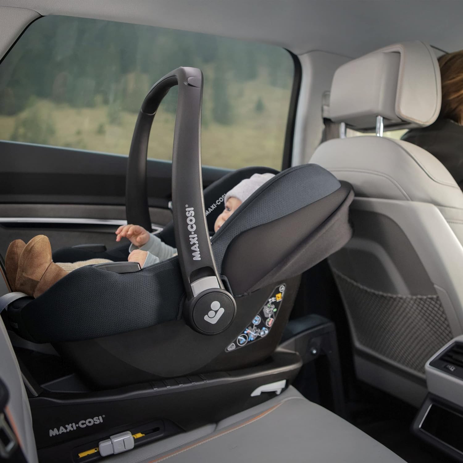 Maxi-Cosi CabrioFix i-Size Babyschale, CabrioFix i-Size ISOFIX Base Bundle - Gruppe 0+ Kindersitz, Flexibles Travelsystem, 0-12 Monate, 40-75 cm + CabrioFix i-Size Base, Essential Black