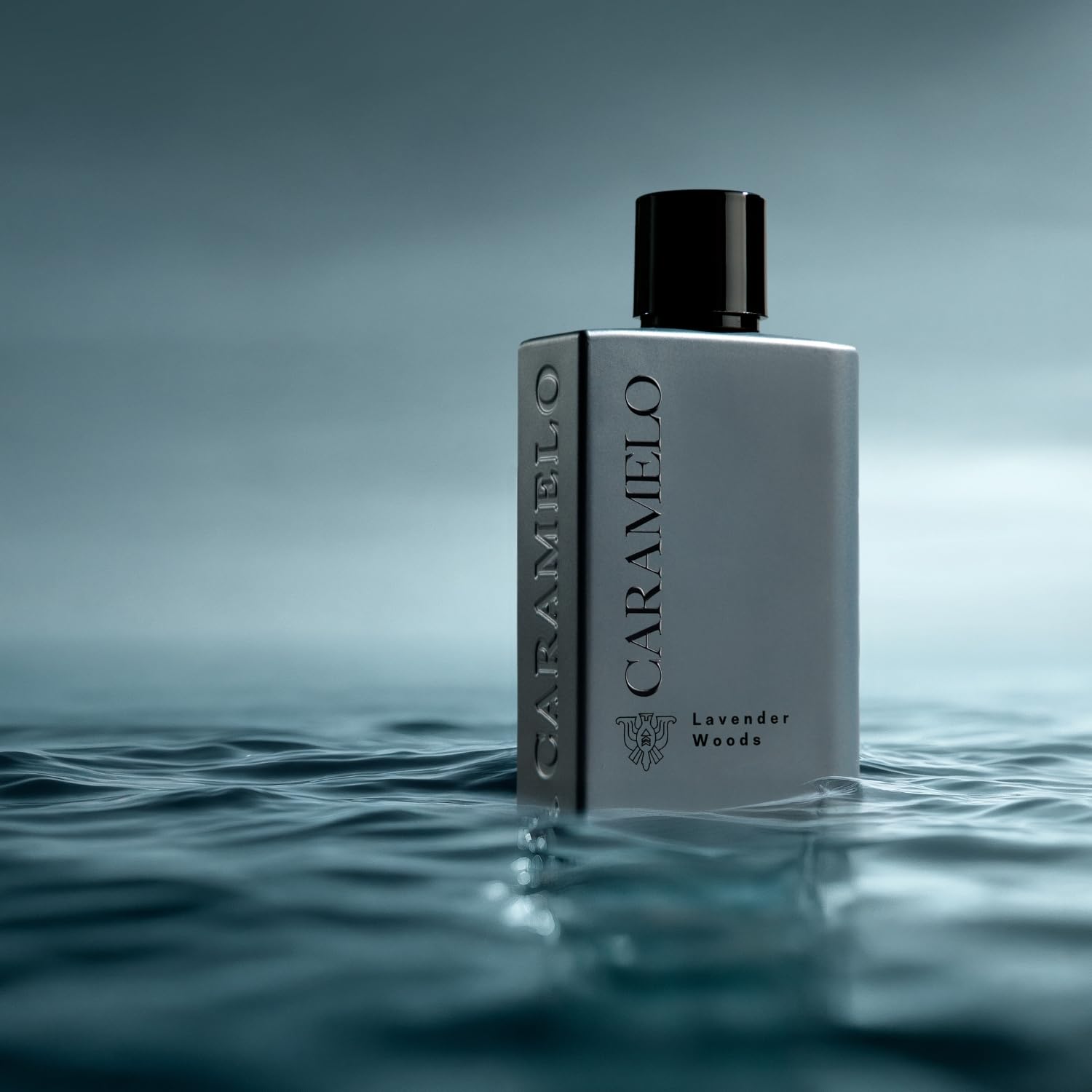 CARAMELO - Lavender Woods Estuche Regalo 100 + 30 ml, Colonia Hombre, Pack 2, Perfume Formato Spray, Eau de Toilette Natural y Masculina, Aroma Amaderado Especiado, Fragancia Fresca, Elegante