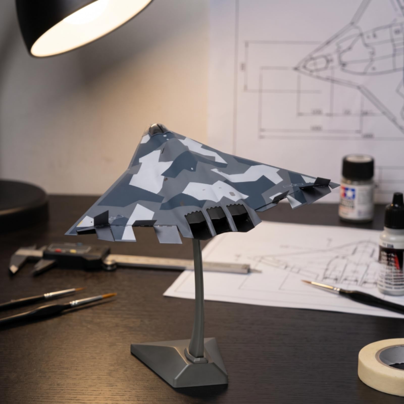 TISHITA Aereo J-36 1 72 Modello Aereo Caccia Miniatura con Supporto Integrato E Base Rettangolare in Lega E Plastica Pannelli Incisi Accurati Adatta per