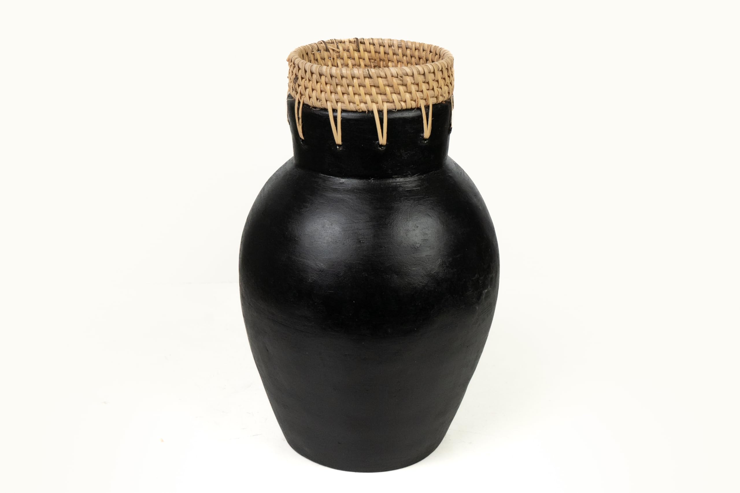 Vase céramique noir avec rotin pour rompre la monotonie des murs blancs