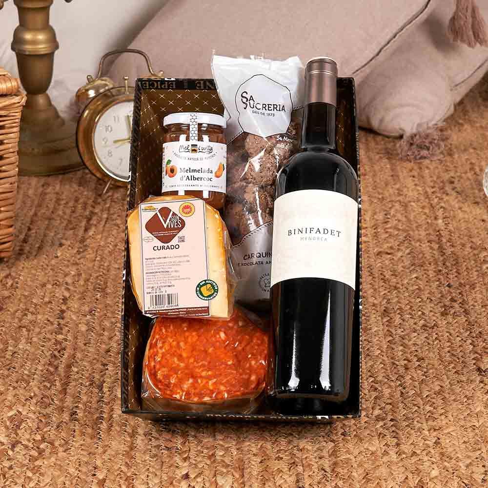 CESTA DE NAVIDAD DE MENORCA - LOTE 210-25 con vino Binifadet, queso curado Son Vives, sobrasada Poltrú, carquinyols y mermelada en bandeja epicerie
