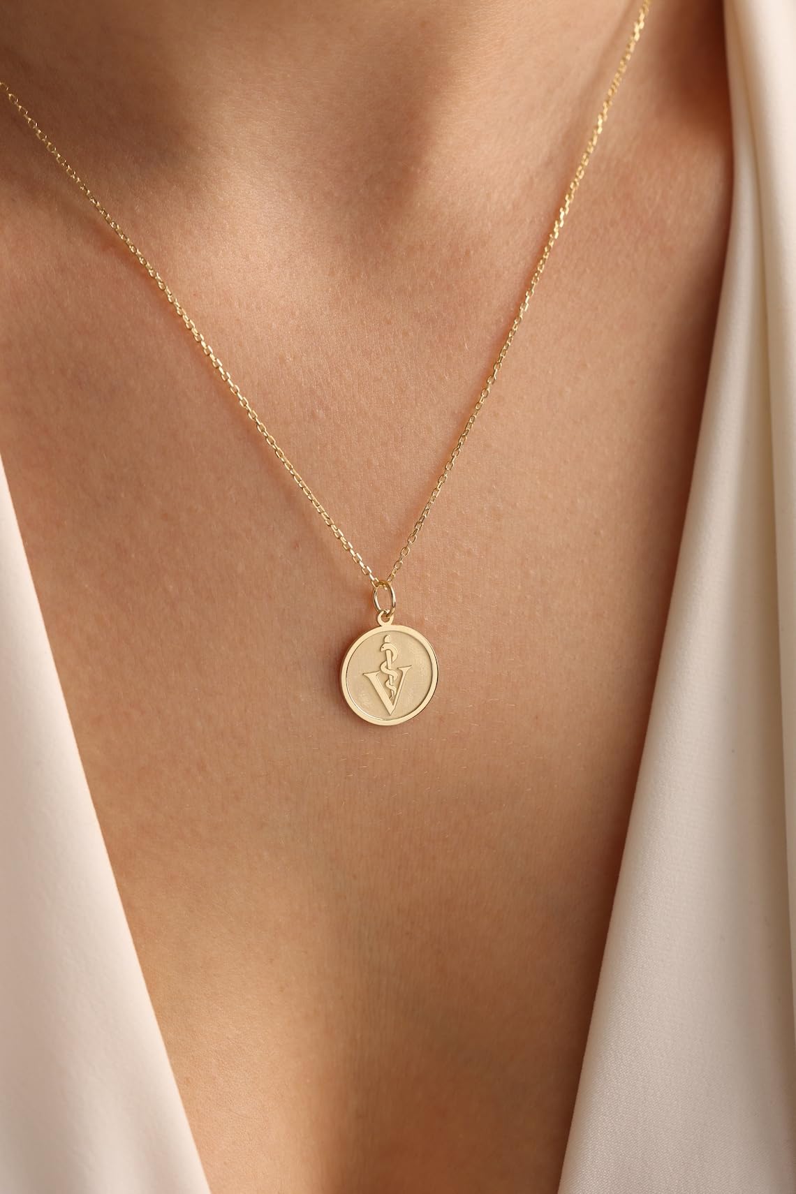 LKBEADS Collar con colgante de moneda grabada con símbolo de veterinario de 24 mm con cadena tipo cable de 45 cm | Plata de ley chapada en oro | Joyería de regalo unisex | LK_PNDN_1799