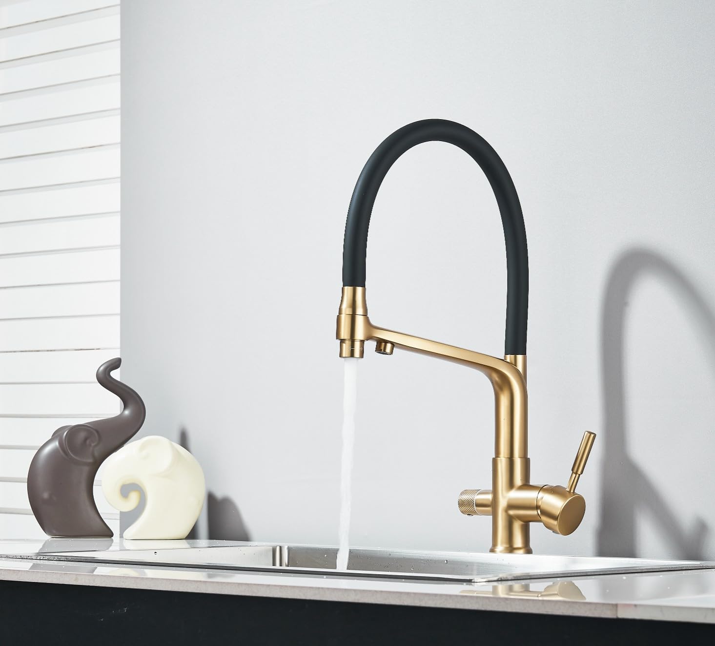 Grifo de cocina flexible de 3 vías con ducha extraíble, tubería de agua potable separada para filtro de agua, caño giratorio 360°, cuerpo de latón, montaje de un solo orificio (dorado)