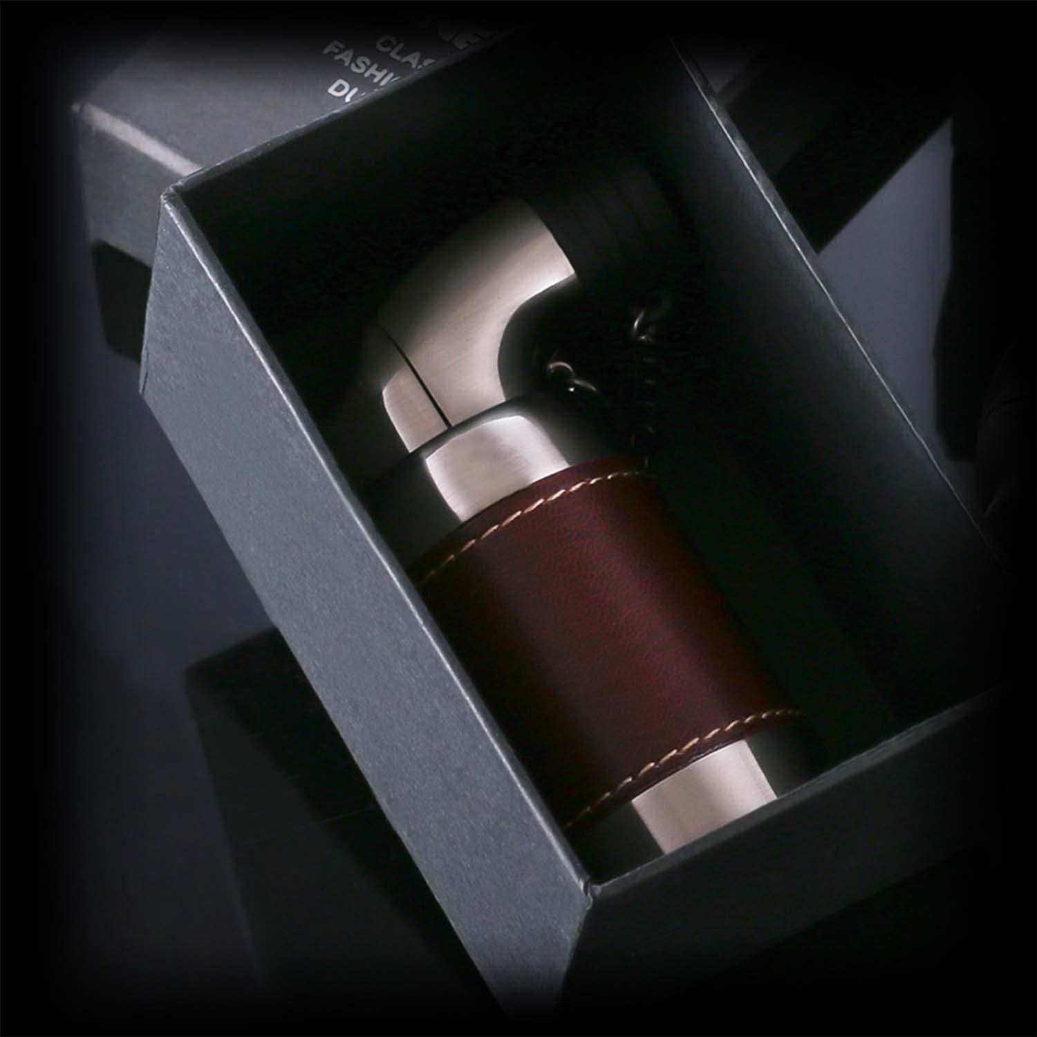 Briquet Torche Flamme Puissante à 4 Jets Butane Rechargeable Cigare Briquet avec Cache-poussière Bas Ajustement de la Flamme et Punch Au Cigare Concevoir