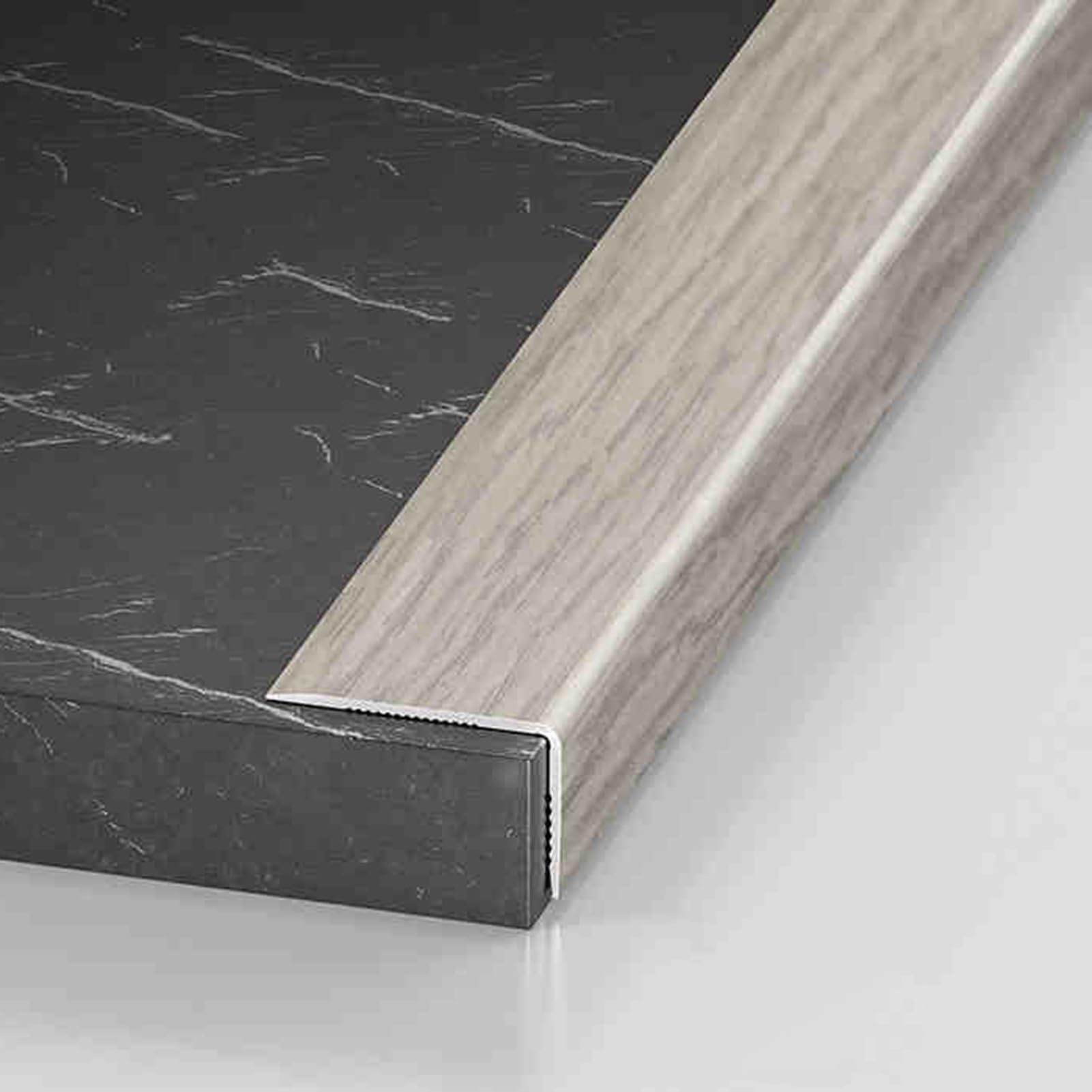 Profilé en L en aluminium gris pour sécuriser les marches entre salon et terrasse