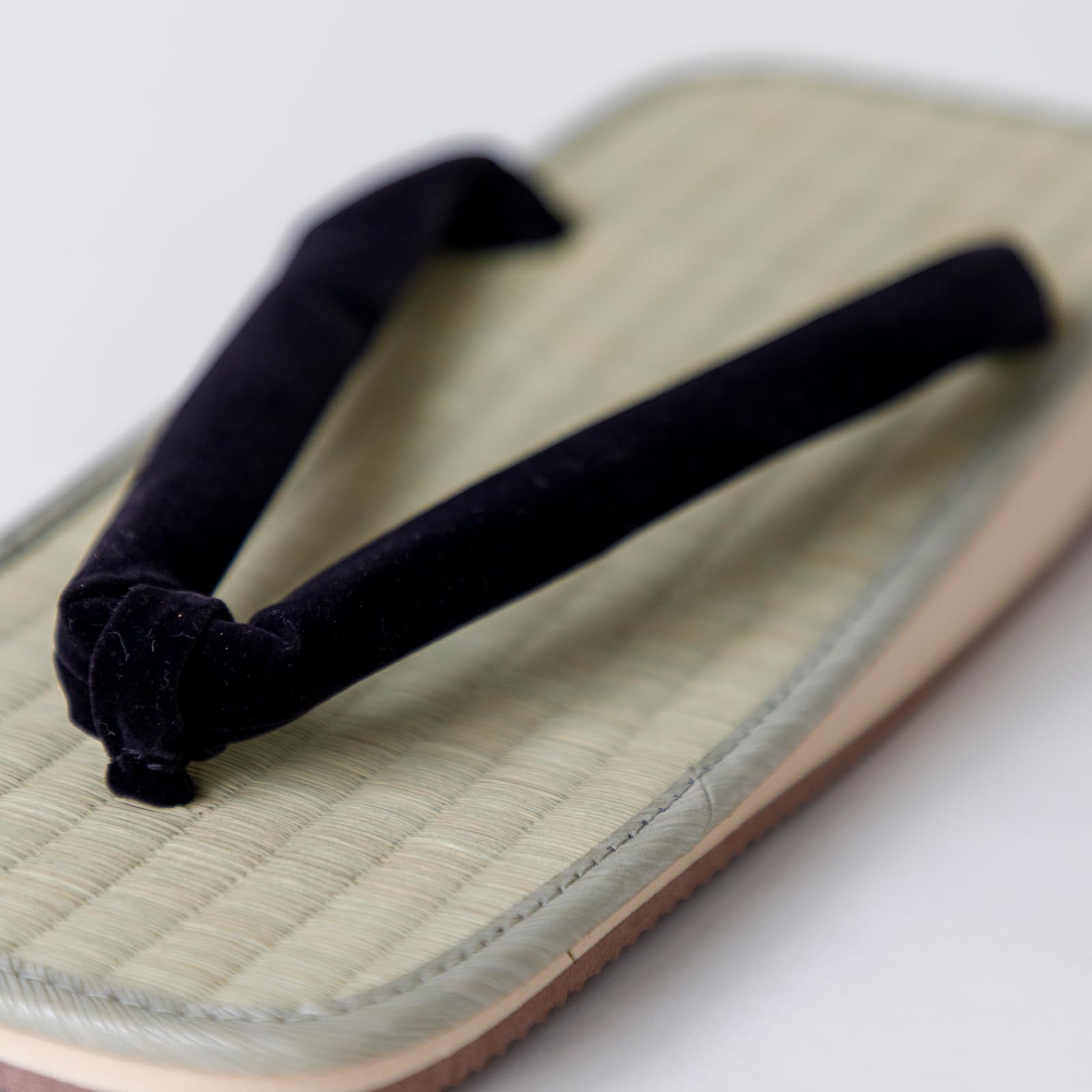 Asayu Japan Sandales Traditionnelles Japonaises en Igusa, Fabriquées au Japon, Tatami Zori, Absorbantes et Résistantes aux Odeurs - Lanière Noire, Taille Homme EU 40 à 43.