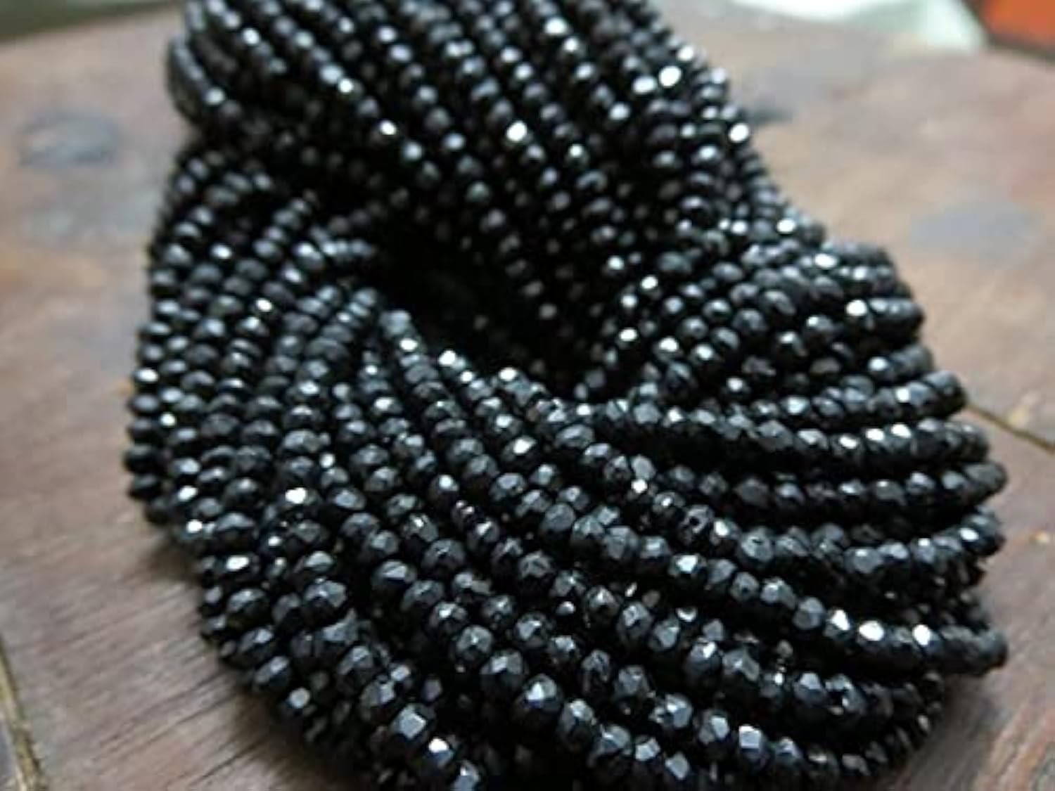 Perles spinelle noir naturel 3,50 mm LKBEADS en lot de 100 fils pour réparer et enfiler vos colliers
