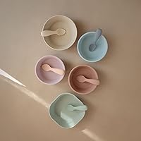 Vista 4 de mushie Cucharas de silicona para niños pequeños Paquete de 2 (rubor/arena cambiante)