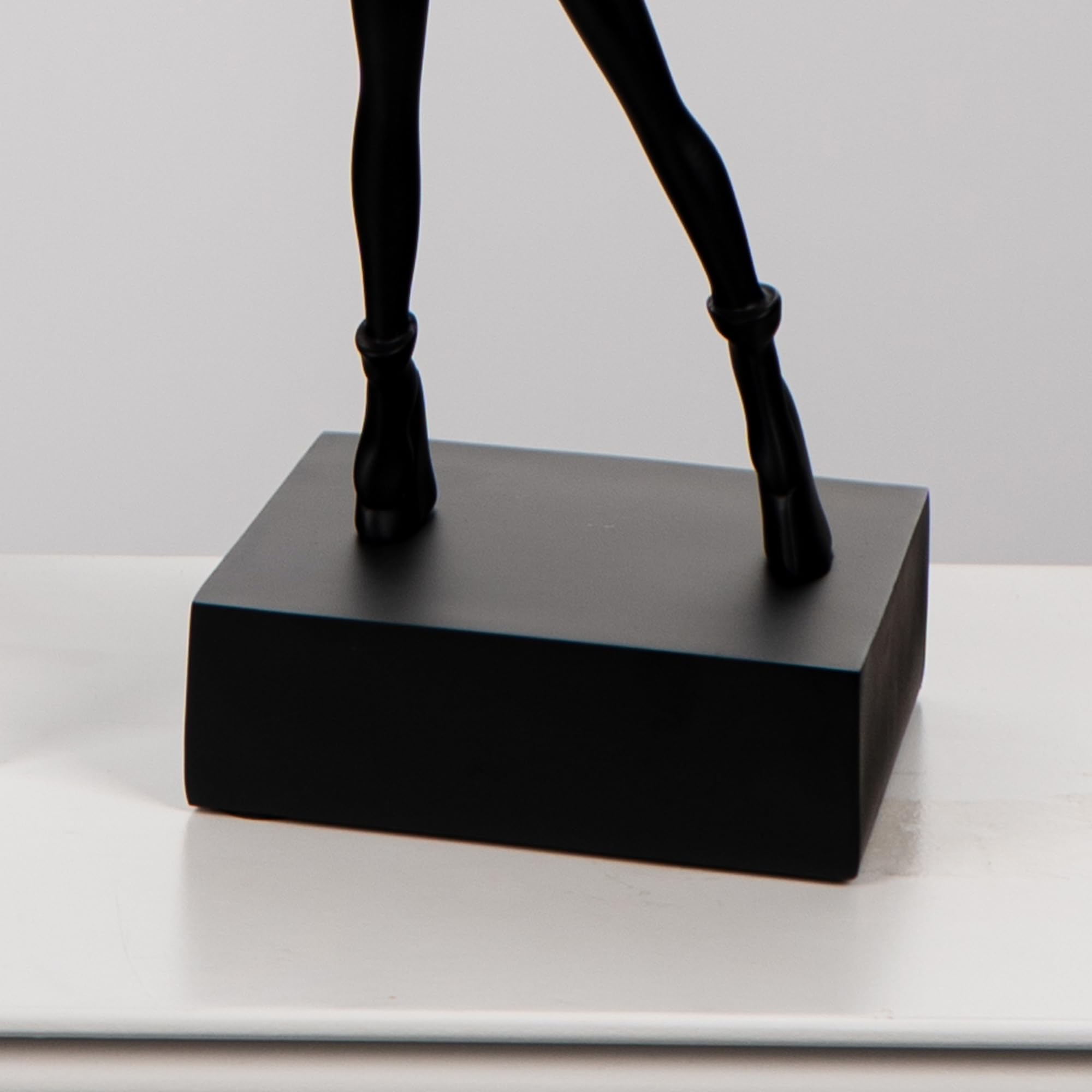 Statua artistica a forma di bambina con palloncino volante, in resina, decorazione per la casa e il soggiorno (rosso nero)