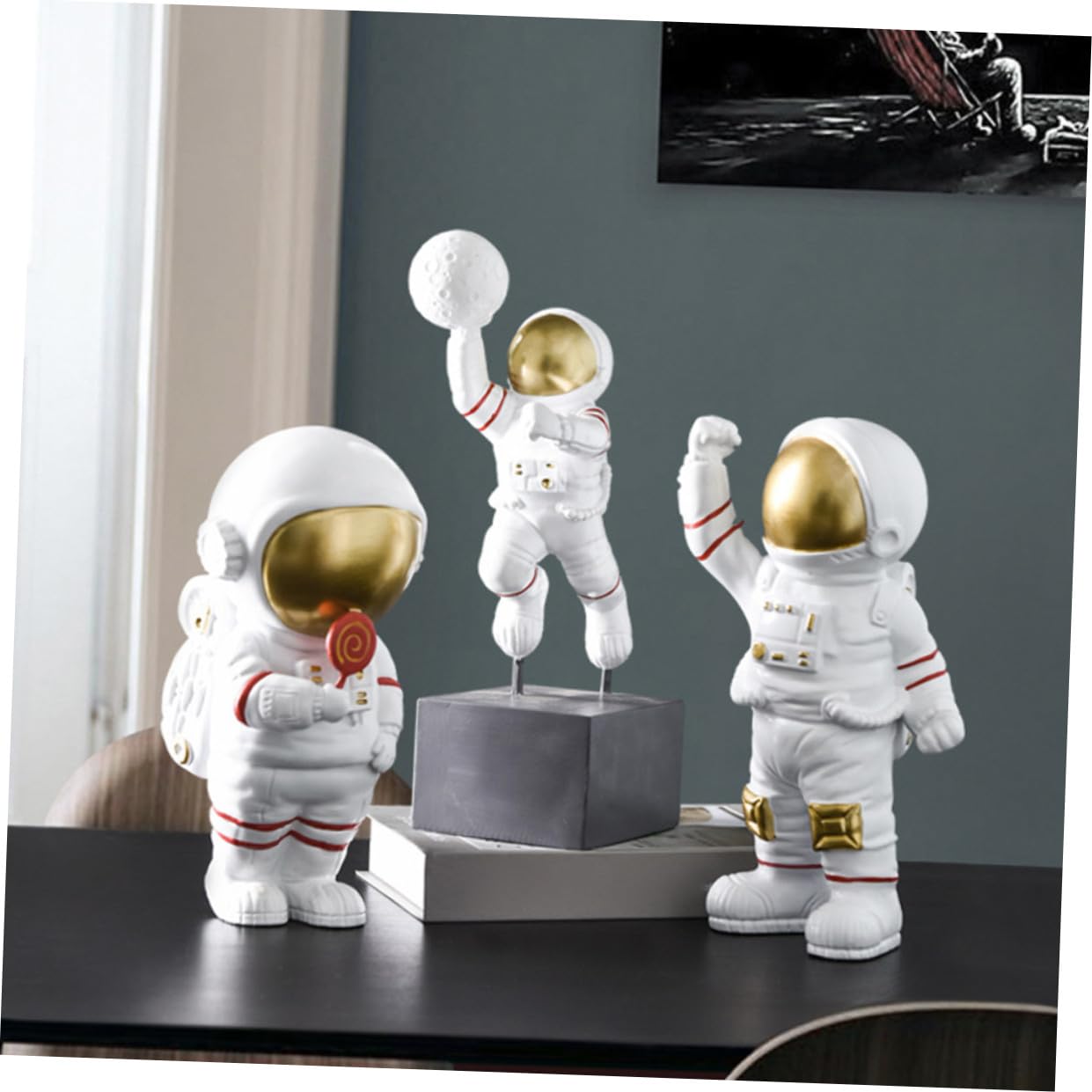 Astronauten Figur aus Kunstharz, Dekorativer Tischständer für Zuhause | Lebensechte Simulation, Leicht und Tragbar, Kindlicher Stil für Wohn und Einkaufsbereiche