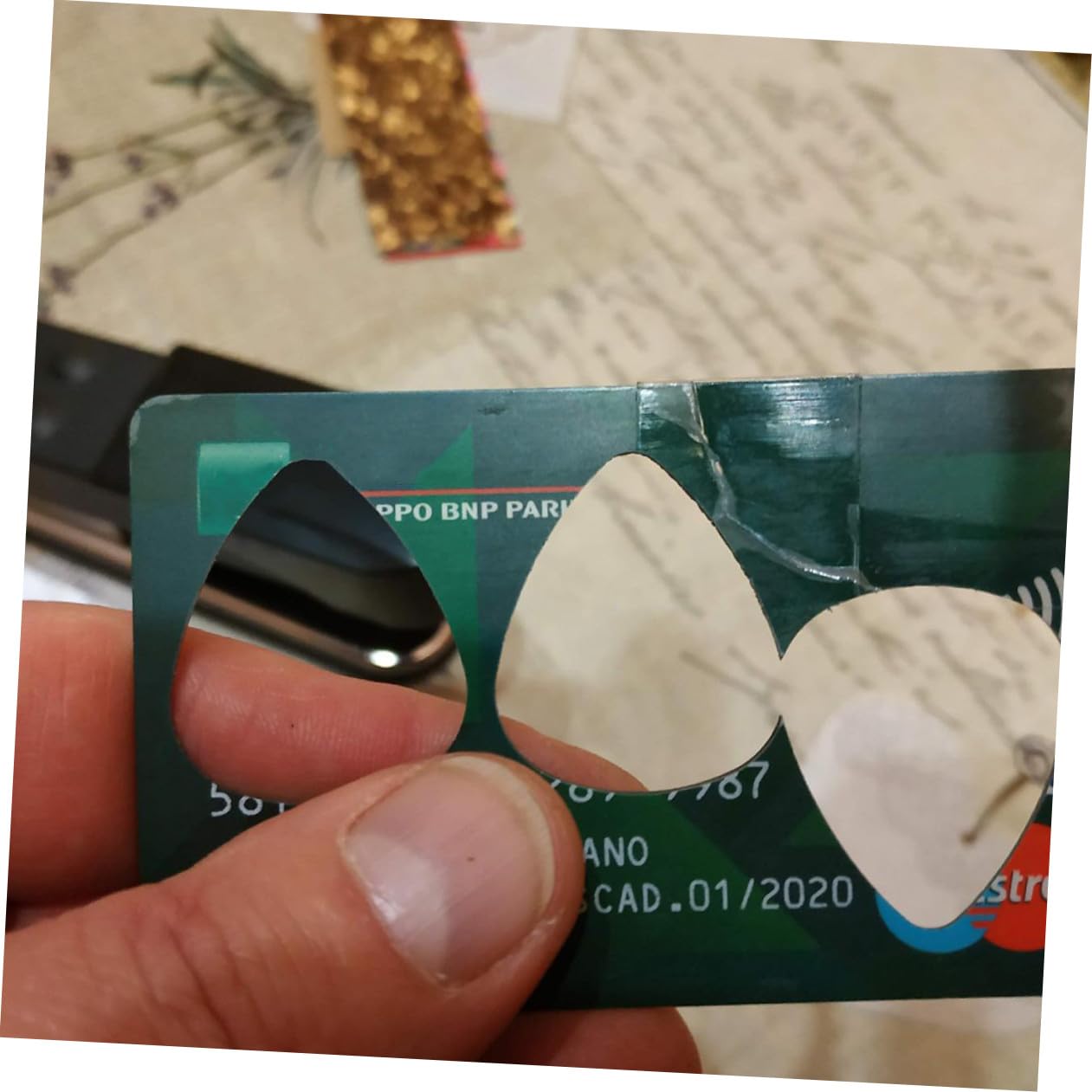 ERINGOGO 1 Zestaw Pick Cutter Guitar Pick Maker Zrób Swój Własny Dziurkacz Do Kostek Gitarowych Dziurkacz Do Kostek Gitarowych Dziurkacz Do Kostek Gitarowych Twórca Kostek Losowy Kolor