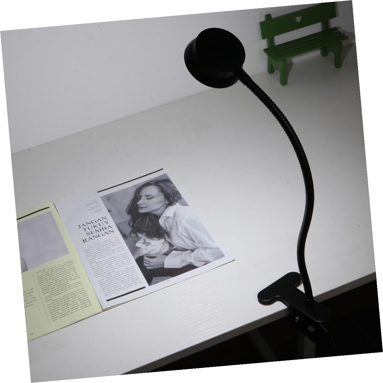 Ipetboom Lampada da Lettura LED a Clip 4w Flessibile per Letto Notte | Cavo USB Incluso, Struttura in Metallo Nero, Paralume Protettivo, Posizionamento Mobile per Hobby