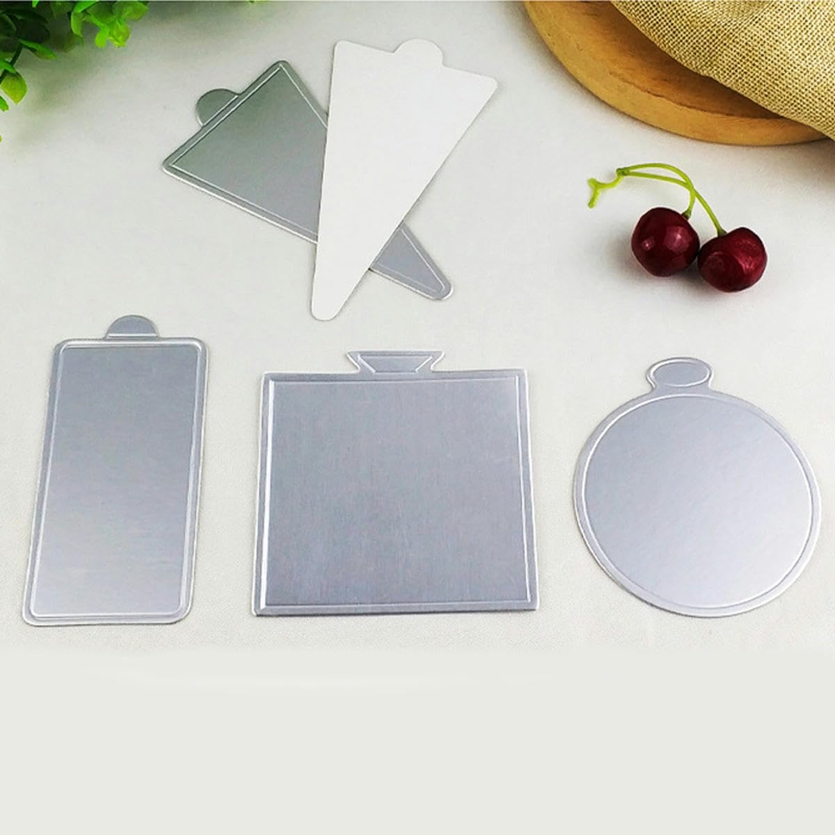 Lot de 100 plateaux à gâteaux en carton de différentes formes pour pâtisseries et desserts, plateau en carton doré, tapis en mousse, base de gâteau, outils décoratifs, argentés, ronds, S