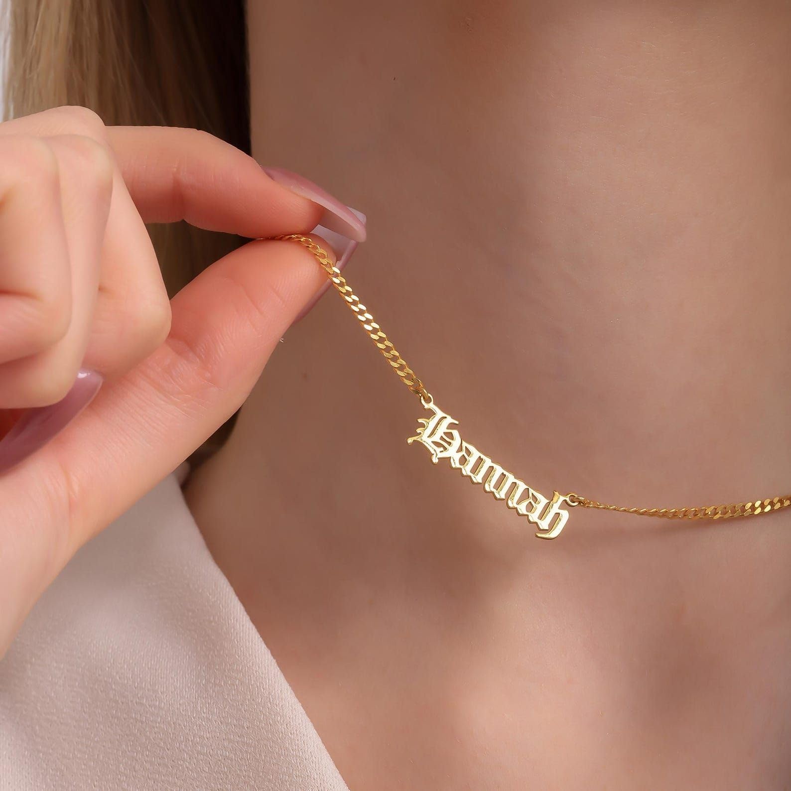 Personalizzato stile gotico antico collana con nome, gotico oro argento inciso gioiello per mamma Natale