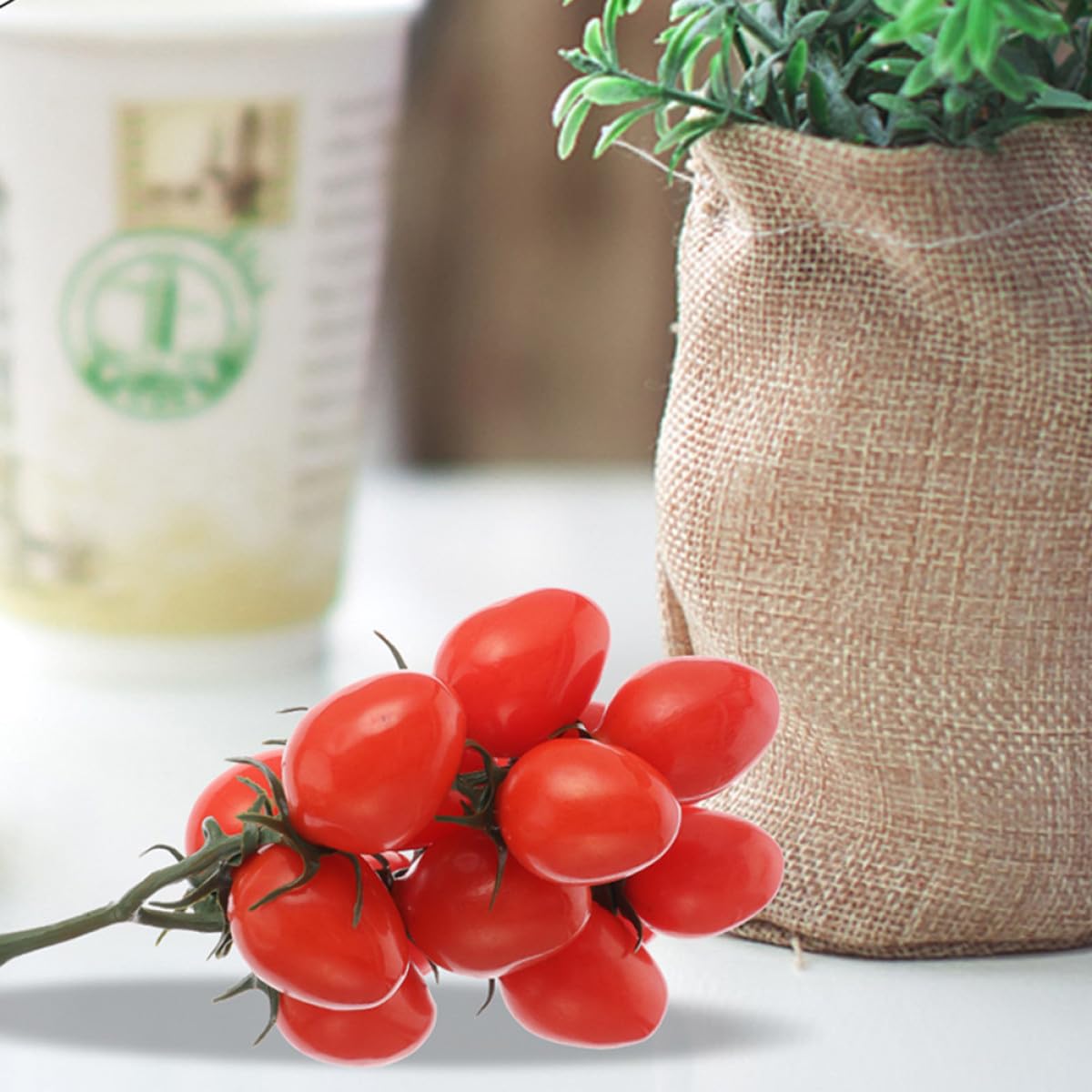 Pomodorini Finti Realistici 2 Pezzi, Grappoli di Pomodorini di Plastica Rossi Supporto, Decorazioni per Feste e Arredamento Casa, Frutta Artificiale Leggera e Riutilizzabile