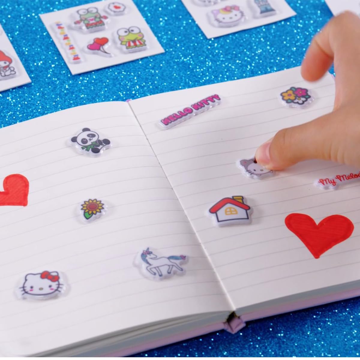 #sbabam, FUNNY BOX Hello Kitty Handbag, kolorowa torebka dziewczęca z naklejkami, pluszowa bransoletka i akcesoria, torba dziewczęca z paskiem na ramię na prezent dla dziewczynki 2 sztuki, zabawki dla