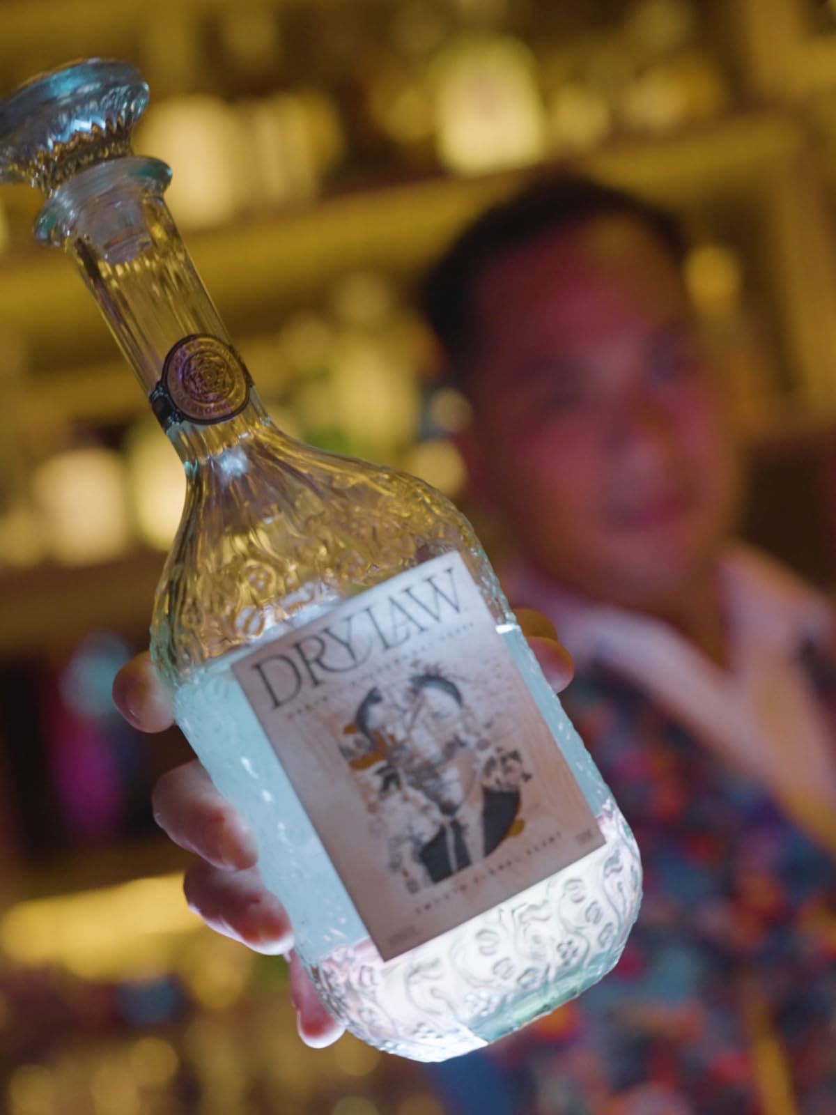 Drylaw Vodka orgánico premium de uvas Chardonnay. Afrutado y floral, con notas de ciruela jugosa, vainilla suave y hierbas frescas. Botella decorativa. Gold en Global Spirits Masters 2024.