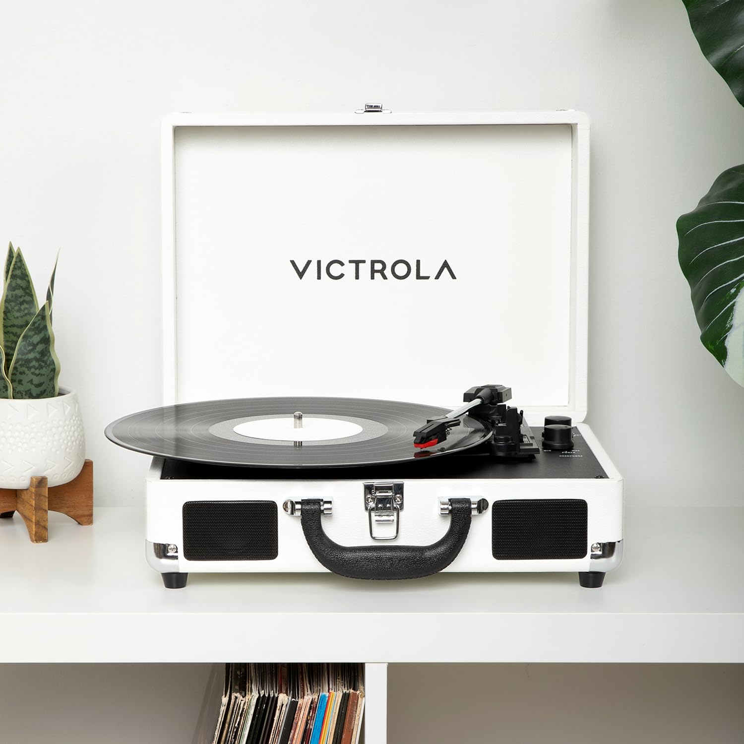 Victrola Journey II – Platine Vinyle Valise Portable Bluetooth – Haut-parleurs stéréo puissants intégrés avec Basses renforcées, Platine 3 Vitesses (33/45/78 TR/Min), Sorties RCA & Casque (Blanc)
