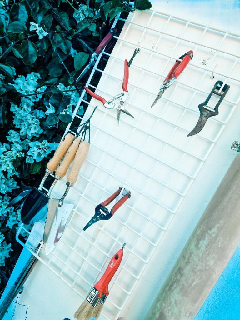 Rejilla multiusos decorativa para la pared MALÉ. Colgar fotos, notas y organizar utensilios, herramientas, etc. Perfecto para oficina y casa. Fabricado en España.