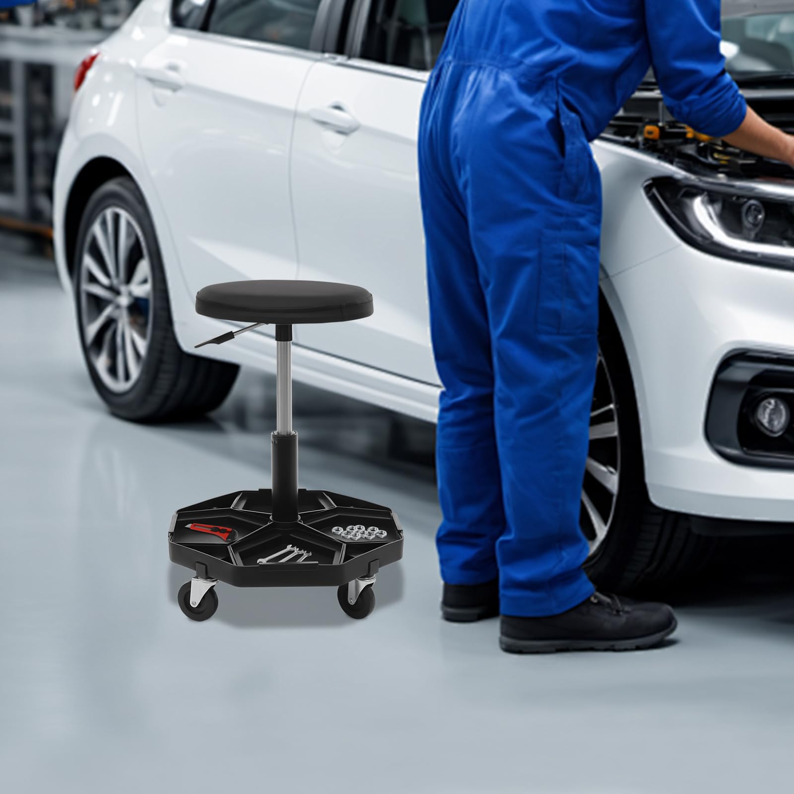 Sgabello da officina regolabile in altezza, con ruote e ripiano per attrezzi, 150 kg, per garage, negozi, saloni, officine (nero)