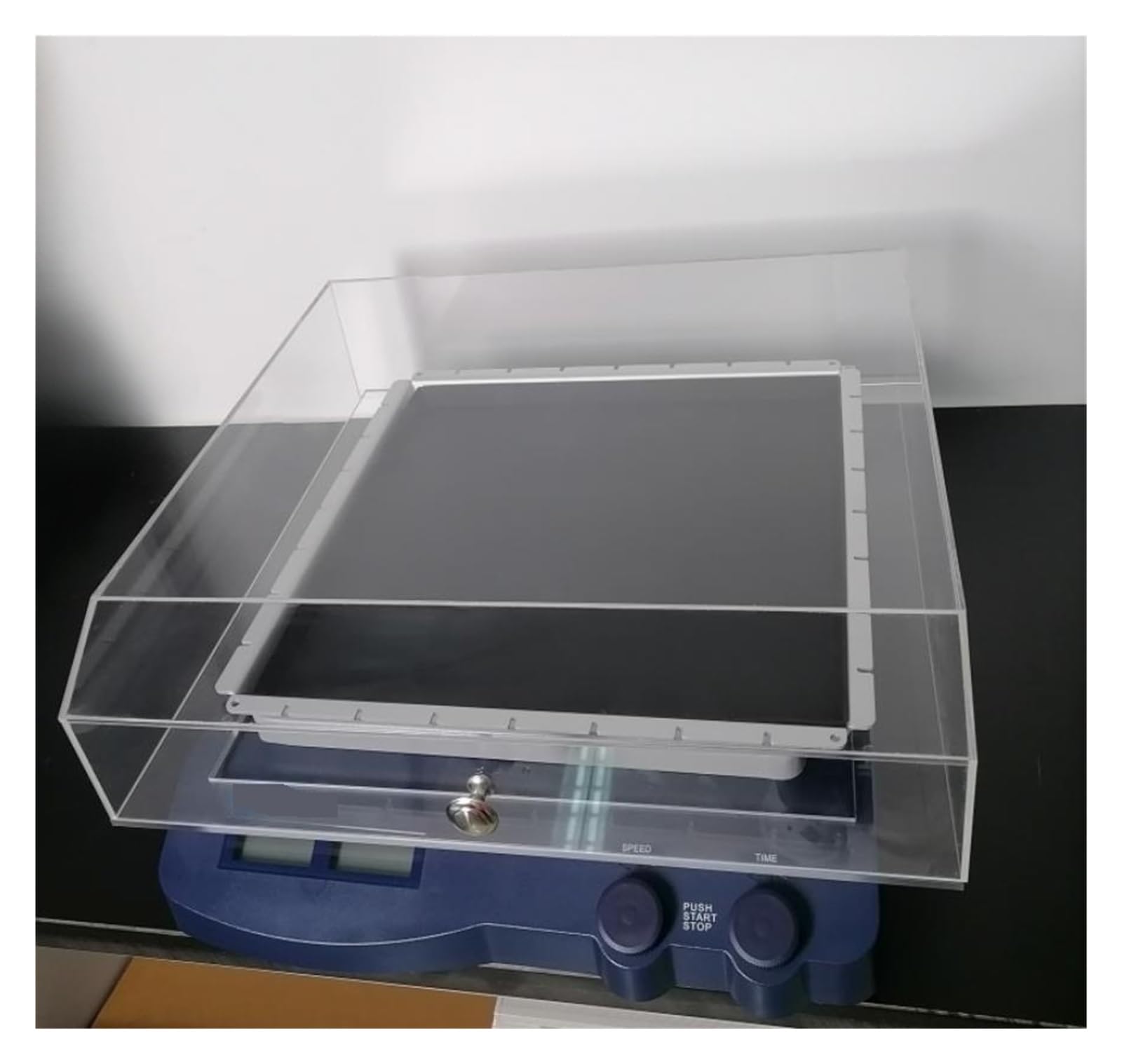 Odwirować, Zastosowanie Laboratoryjne LCD Cyfrowa Wytrząsarka Orbitalna 70-400 Obr./min SK-O330-M Oscylator Do Mieszania W Zestawie Lepkie Podkładki Laboratoryjne(With cover)