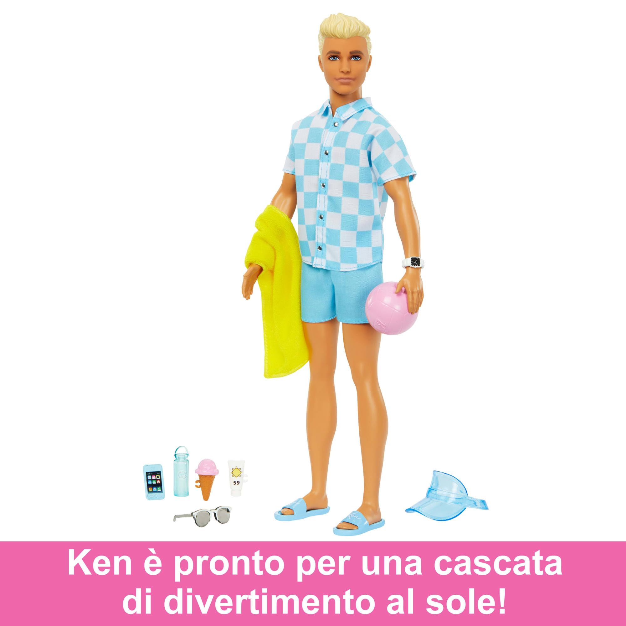 Barbie - Ken biondo con costume da bagno azzurro e camicia blu, bambola con visiera, telo mare, sandali con logo Ken e tanti accessori da spiaggia, giocattolo per bambini, 3+ anni, HPL74