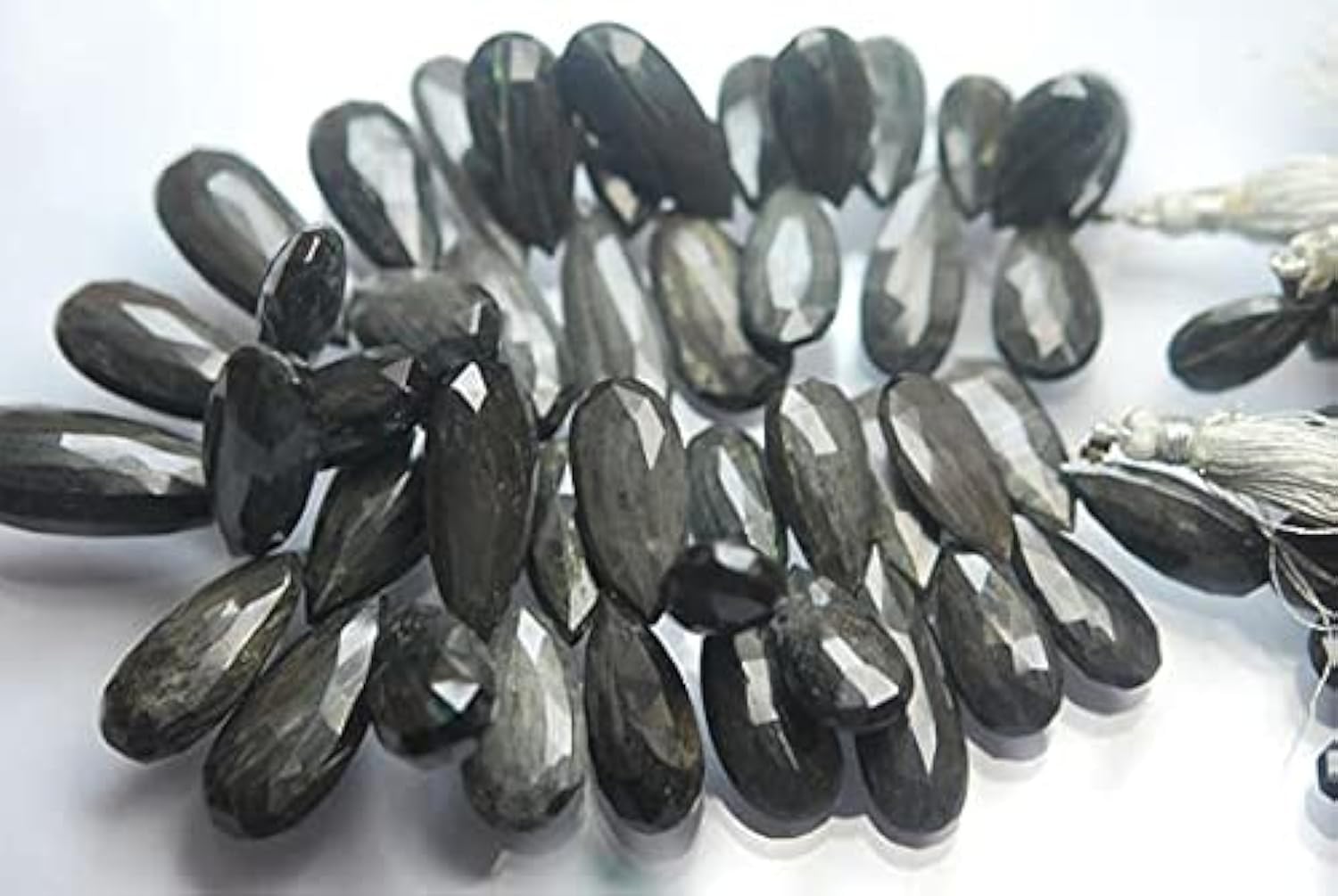 Briolette poire en œil de chat noir facetté LKBEADS pour personnaliser un collier cassé