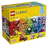 Enthält eine breite Auswahl an LEGO Rädern sowie fröhlich-bunten LEGO Steinen und Sonderelementen, wie Formen und Augen