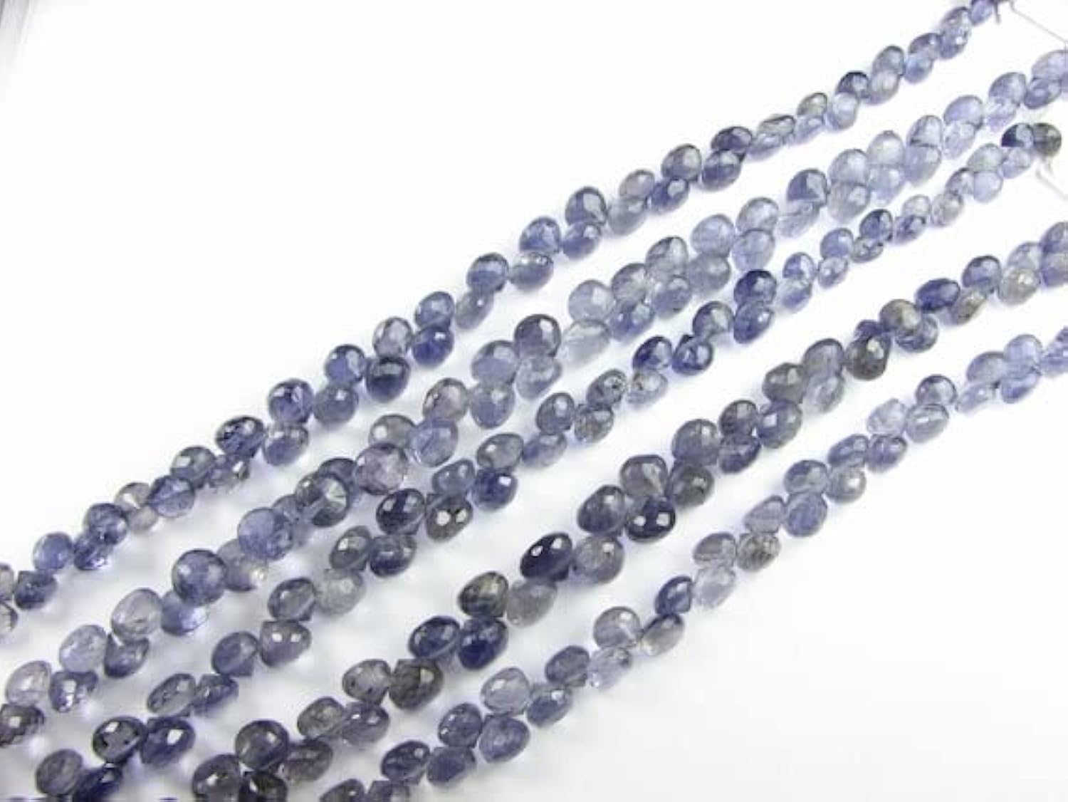 Iolite bleue contre les bijoux ternes avec ces perles oignons facettées de 4mm