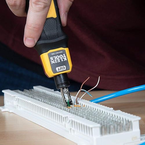 Miniatura 8 de Klein Tools VDV427-300 Herramienta de perforación de impacto con hoja 66110, conexiones de cable CAT confiables, fuerza ajustable, incluye púa y