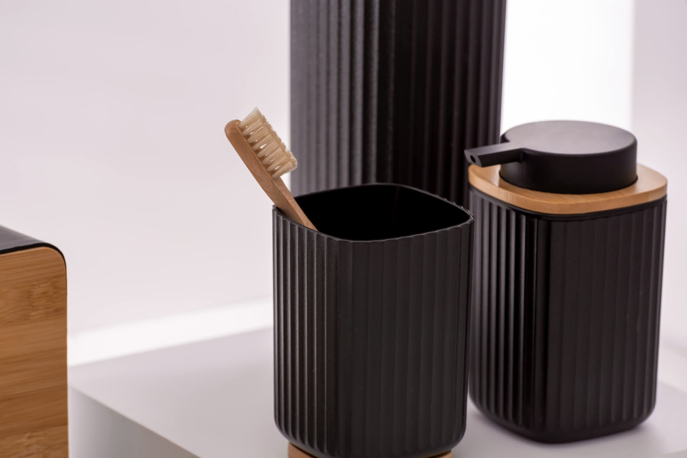 WENKO Dispensador de jabón Rotello, dosificador recargable con capacidad de 250 ml, en plástico de calidad óptima y detalles de bambú, apto para lavavajillas, 8,9 x 12,7 x 7,5 cm, negro/natural