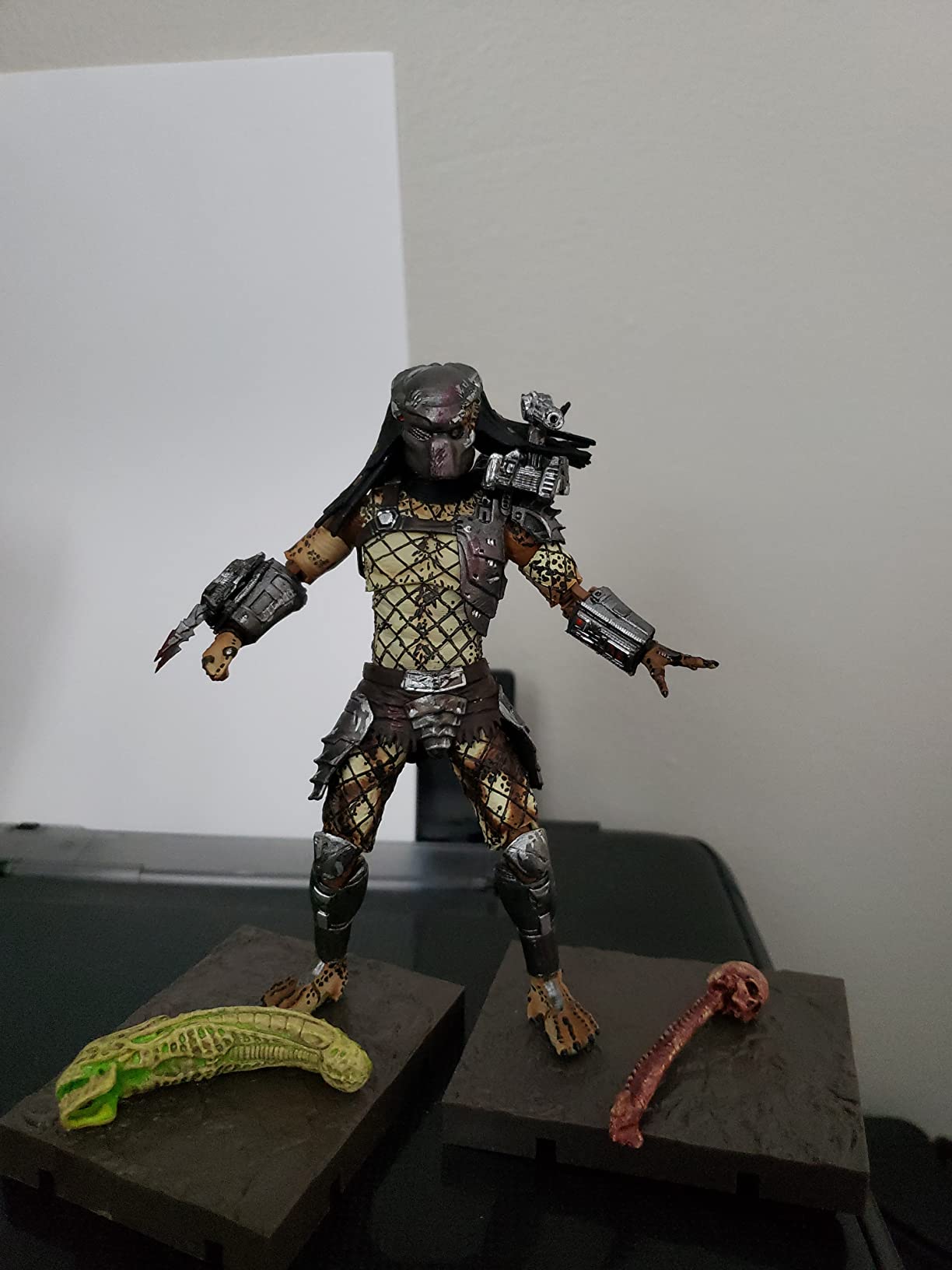 Buy Hiya Toys - Predators Armored Crucified Predator PX 1/18 Scale ...