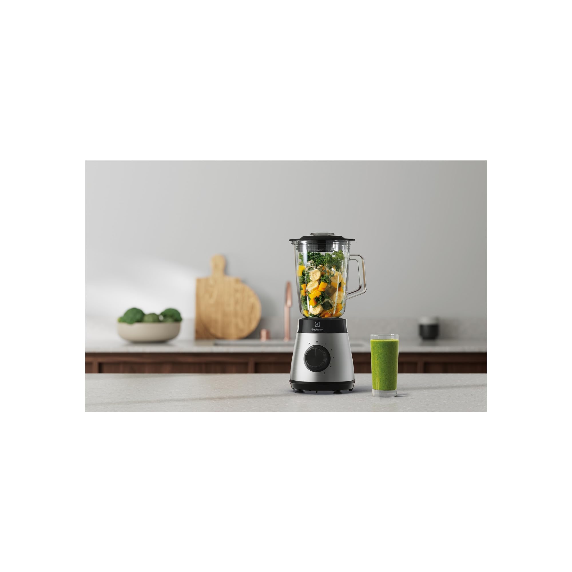 Electrolux E4TB1-6ST Frullatore 800W con Lame TruFlow, Bicchiere 1,5L, Ideale per Smoothie e Zuppe, Design Compatto, Velocità Regolabile, Colori Grigio/Nero