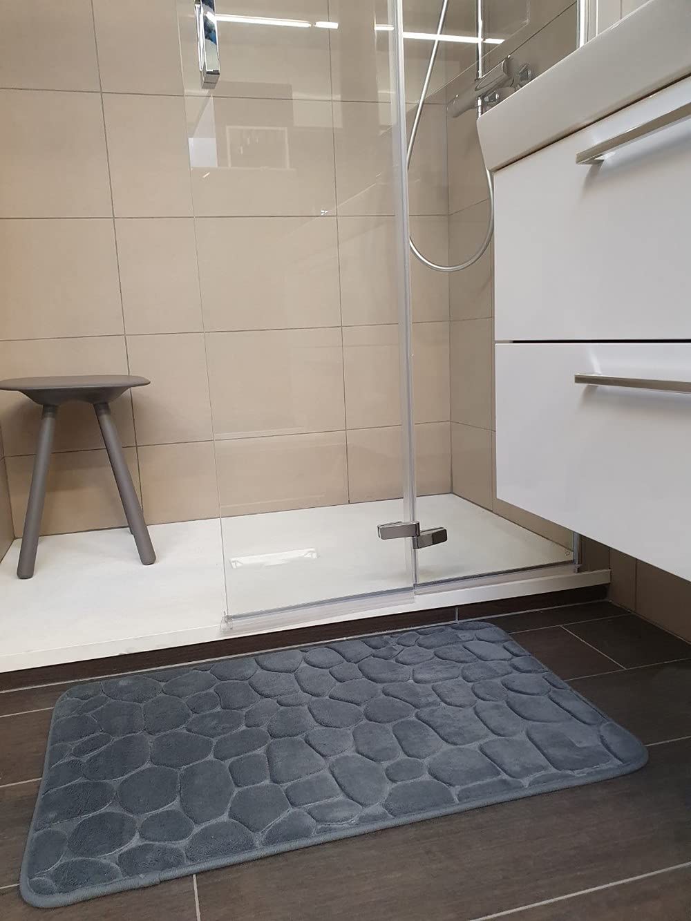 MadeInNature Tappeto in microfibra per bagno antiscivolo, a memory foam, disegno ciottoli 50 x 80 cm, colore: nero, grigio scuro, talpa, blu anatra, fucsia (grigio scuro, 2)