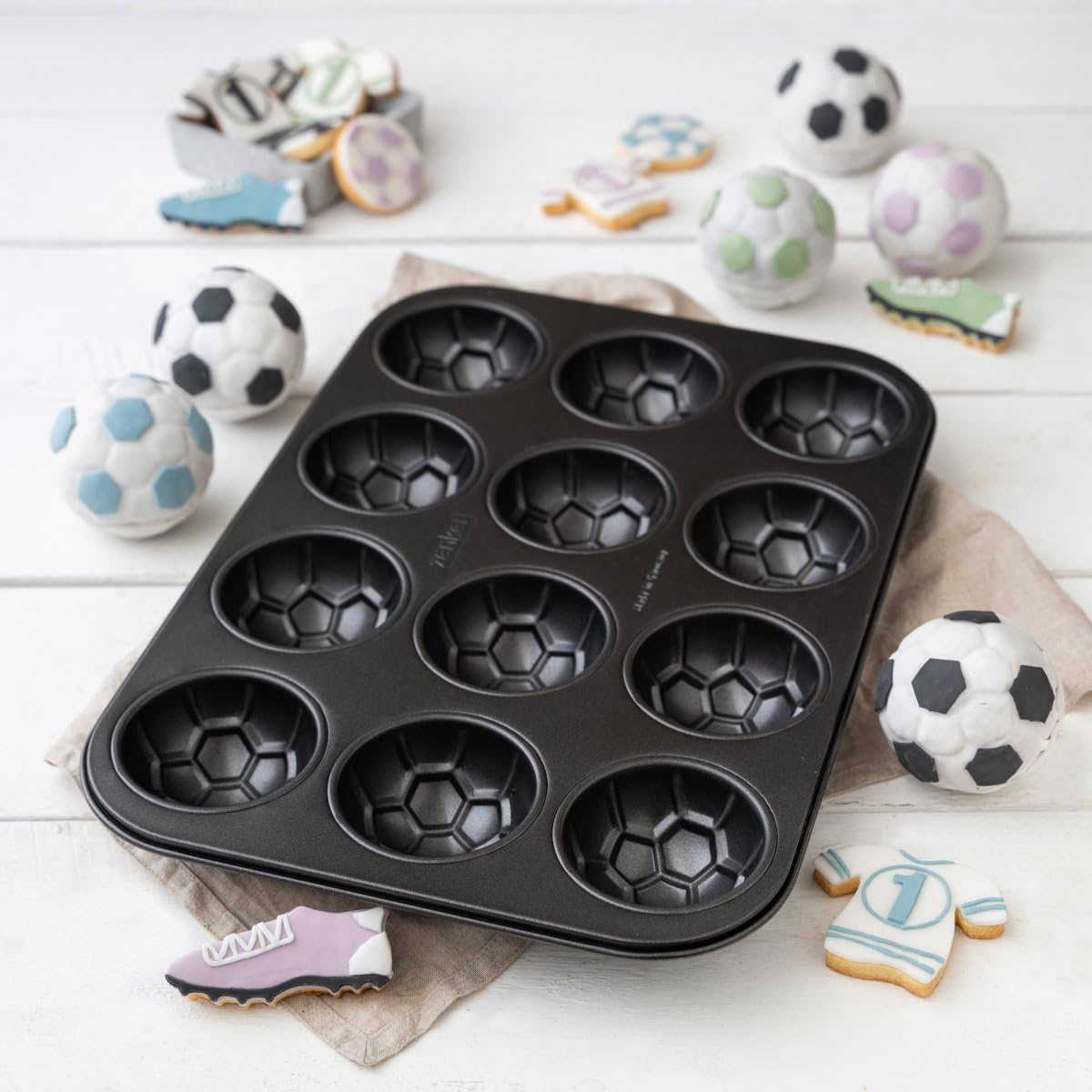 Zenker 62291 Moule à muffins 12 empreintes en forme de ballon de football, moule à gâteaux ballons de foot, Acier inoxydable, 38,5 x 26,5 x 3 cm