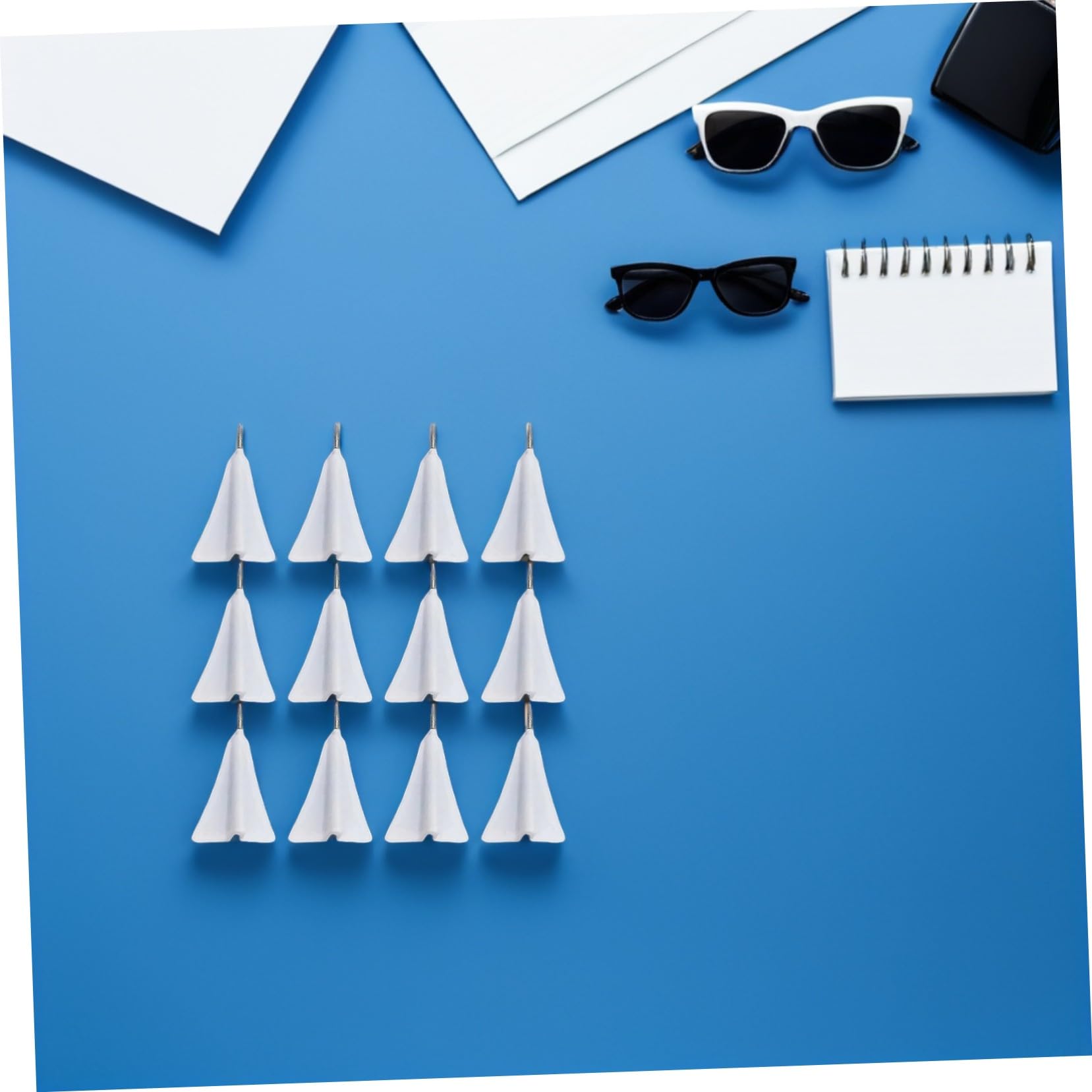 KALLORY Lot de 12 Punaises de Poussée Compactes D’Avion 3D en Liège, Petites Punaises Remplaçables pour Tableau, Accessoires Multifonctions pour Maison et Bureau, Fixation Notes et Photos